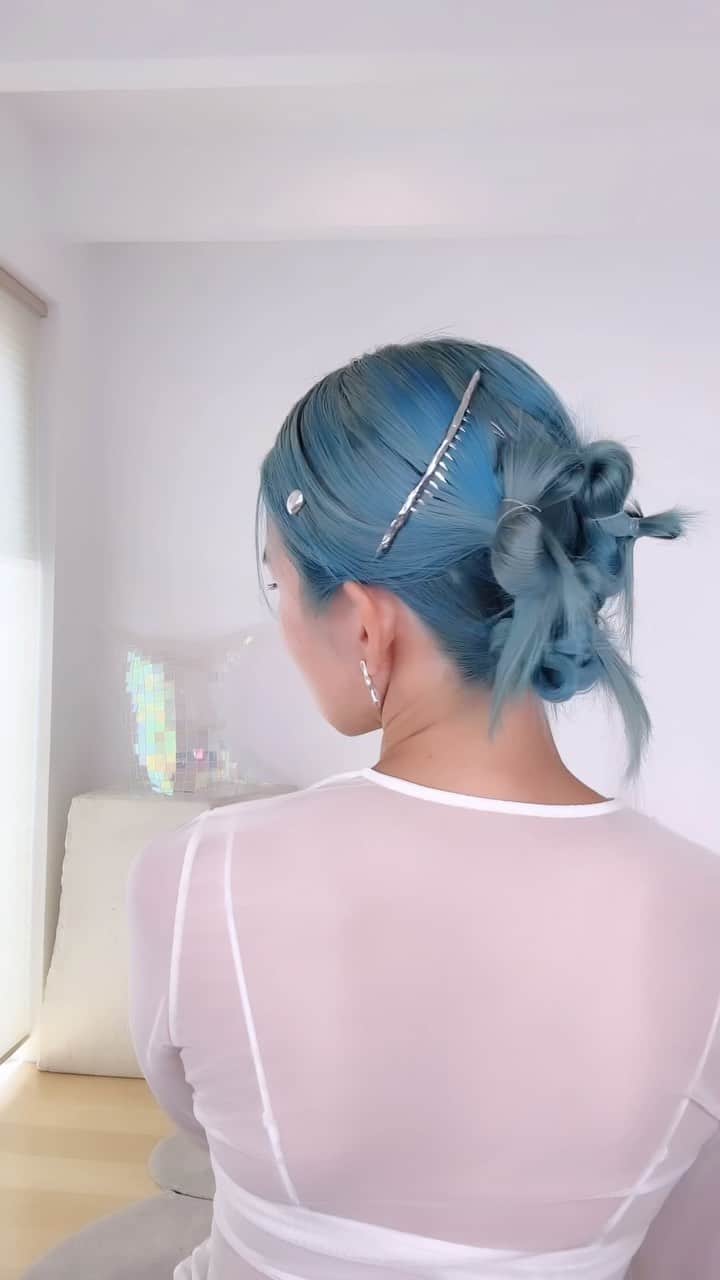 三苫愛さんのインスタグラム動画 - (三苫愛Instagram)「mini bun hair🍡 透明ゴムのジュエリーで簡単アレンジです。ロング
