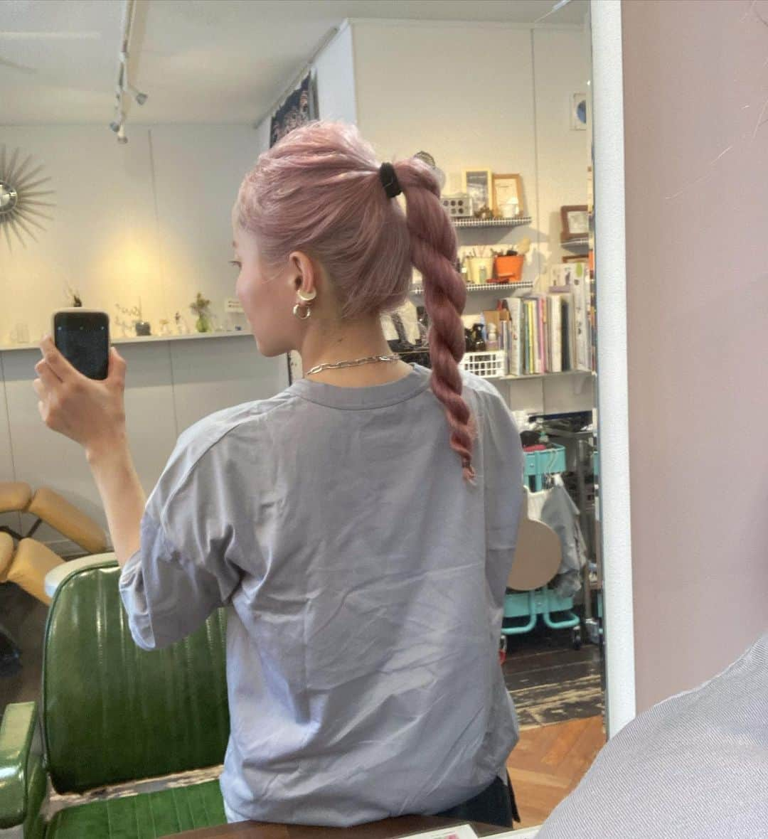 井上花実のインスタグラム：「結局またブリーチしてもらった🦩 : #ピンクヘア#pinkhair#ポニテ#ネジネジ」