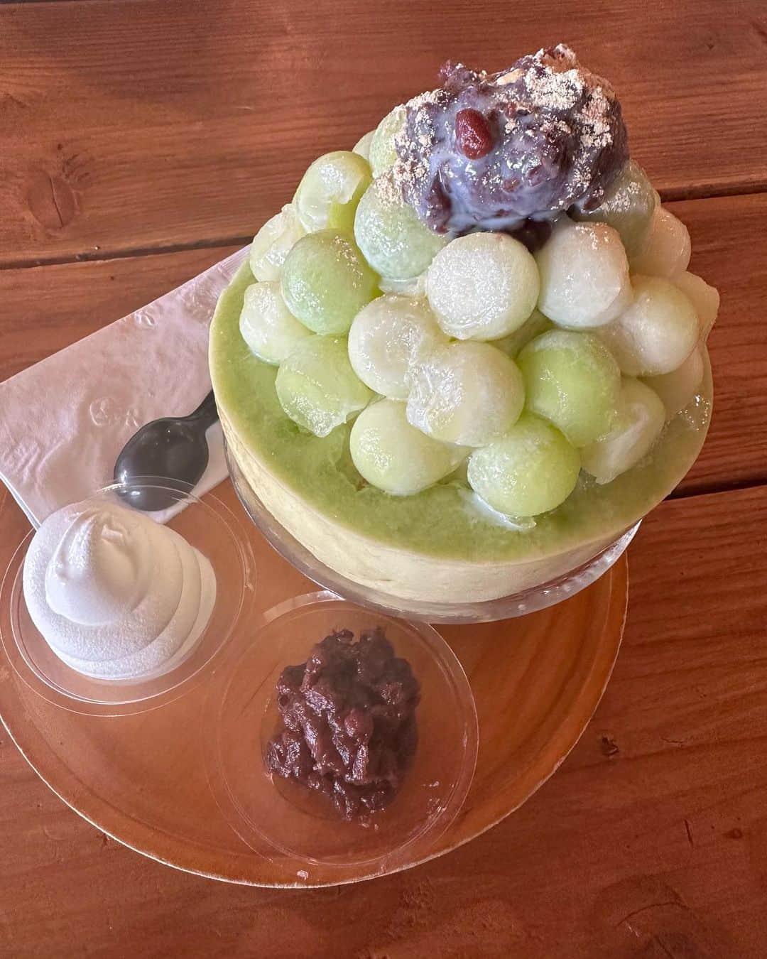 武田久美子さんのインスタグラム写真 - (武田久美子Instagram)「. 冷た〜いメロンのデザート💜 半分に丸くくり抜かれたhoneydewの内側は、練乳味のサクサクなかき氷と小さな甘いお餅みたいなのが沢山入っています。 ソフトクリームと小豆と一緒に頂きました! こちらSan Diego のconvoy エリアにある韓国🇰🇷デザートのお店　Bing Haus にて。 大満足の甘味でした💜  #デザート #かき氷 #summerdessert」8月4日 10時15分 - kumikotakedaofficial