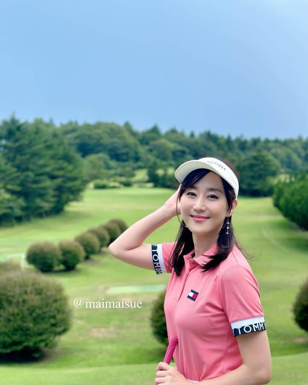 村上麻衣のインスタグラム：「涼しいところに行きたい！🎐 ということで河口湖でゴルフ⛳️  気温が20度くらいで涼しくて（むしろ少し寒い） 最高すぎました🧊✨  沖縄旅行が台風により前日キャンセルになったので、 思いつきで行ってきました🤭  まだコース2回目なので、 へっぽこです。 ちゃんと前に飛べば喜ぶレベルです。笑  #ピアスはとり忘れ #ゴルフ #ゴルフ場 #ゴルフ女子 #ゴルフ初心者 #golf #山梨」