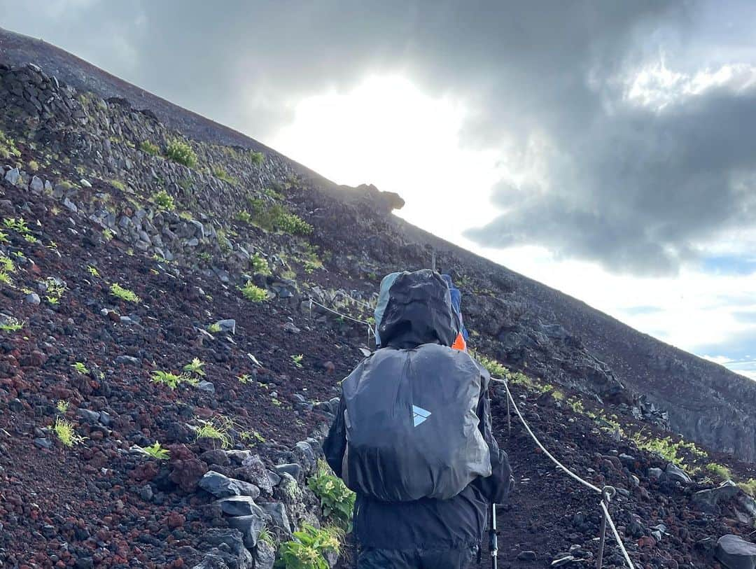 田代将太郎さんのインスタグラム写真 - (田代将太郎Instagram)「富士山登山御来光ツアー🌄 9人で👦🏻👦🏻👦🏻👧🏻👧🏻👧🏻👧🏻👧🏻👧🏻僕は添乗員でした笑  今回も登山ツアー会社の山日和（やまびより）さんでツアーを組んでもらいました。  2023.8.2新宿バスタ7時集合  5合目まで🚌です🎵 着いた途端、微妙に高山病で少し気持ち悪い💧  登山出発🚶 発着点にTBSさんの🎥が。 団体行動、高山病対策、体力温存渋滞などで、めちゃくちゃ遅い！🚶 途中大大雨☔️💦 8合目の山小屋まで約7時間かかりました😪 ここまでの体力はめちゃくちゃ余裕でした。 でも高山病で頭痛🤕 21時〜0時45分まで💤  ここで2人脱落🧒🏻👧🏻 そのまま8合目山小屋で御来光して下山🌄  起床夜中1時15分出発🚶 山頂目指して🌄 4時山頂到着🗻 なんとか8合目山小屋から出発したメンバー全員で到着出来ました‼️ 嬉しかったです🤩  1人脱落下山👧🏻 お鉢巡り行かないで御来光🌄みて下山。  ここからお鉢巡りと言って火口周りを1周します！💫 ここで1番てっぺん（日本最高峰富士剣ヶ峰）まで行けます！こちらで🌄御来光🌄です。 眩しかったです🤩景色は最高でした。写真じゃわからないのが良いところですね😙 火口には⛄️はほぼありませんでした。 温暖化の影響なのか今年はほぼ無いそうです。 ここまでの体力も余裕です。  下山🚶  下山は遅い人に合わせるととんでもなく体力奪われるので個人でおります。 下山は3〜4時間ほど。 膝痛の人をガイドさんと片腕ずつ持って強制的に6.5合目まで降ろさせました。 1番辛かったです🔥 そのあと2万円で馬に乗って下山してもらいました笑  5合目発着点到着でまたTBSさん。Nスタだそうです。ニュースたまたま映りました笑　 久しぶりのテレビ出演📺  到着。みんなと合流 気持ちが切れた瞬間ドッと疲れが襲ってきて、時間まで動けませんでした😪  ガイドさんとのお別れ 👩ガイドさんありがとうございました。 そのまま団体さん連れてまた富士山登るそうです。やばすぎ……  TBSさんのニュースは登山観光客のニュースです。 マナー違反などで悪いニュースが後を経たないみたいです。  5合目から🚕TAXIで下山。 みんなでふじやま温泉へ♨️ 疲れを癒してもらう 時間になり河口湖駅から特急富士回遊🚉新宿着 マッサージ屋さんいって帰宅しました。 久しぶりのマッサージ気持ちよかった。  いつもお世話になってる吉野寿司さんのメンバーさん、プロ野球ファンの方などで1年前からの計画で集まっていただき登山を怪我なく終わることが出来ました。 数人高山病の頭痛、ゲロゲロ🐸 あったけど。 ほんとうに嬉しかったです。 途中大雨あったけど、それ以外は天気が良くて、ほぼ無風。 運がいい。 ありがとうございました。 また違う山にでも行きましょう⛰️  行かないとわからない自然や風景、動物たちとの出会いなど。 みなさんもぜひ辛い辛い登山へ行きませんか？  #登山 #富士山登山  #登山初心者  #tozan #climbing  #fujisan #fujimountain」8月4日 10時09分 - shotaro_tashiro