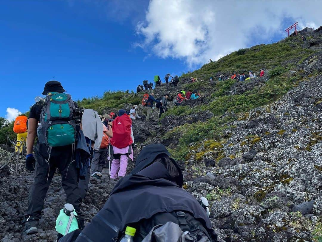 田代将太郎さんのインスタグラム写真 - (田代将太郎Instagram)「富士山登山御来光ツアー🌄 9人で👦🏻👦🏻👦🏻👧🏻👧🏻👧🏻👧🏻👧🏻👧🏻僕は添乗員でした笑  今回も登山ツアー会社の山日和（やまびより）さんでツアーを組んでもらいました。  2023.8.2新宿バスタ7時集合  5合目まで🚌です🎵 着いた途端、微妙に高山病で少し気持ち悪い💧  登山出発🚶 発着点にTBSさんの🎥が。 団体行動、高山病対策、体力温存渋滞などで、めちゃくちゃ遅い！🚶 途中大大雨☔️💦 8合目の山小屋まで約7時間かかりました😪 ここまでの体力はめちゃくちゃ余裕でした。 でも高山病で頭痛🤕 21時〜0時45分まで💤  ここで2人脱落🧒🏻👧🏻 そのまま8合目山小屋で御来光して下山🌄  起床夜中1時15分出発🚶 山頂目指して🌄 4時山頂到着🗻 なんとか8合目山小屋から出発したメンバー全員で到着出来ました‼️ 嬉しかったです🤩  1人脱落下山👧🏻 お鉢巡り行かないで御来光🌄みて下山。  ここからお鉢巡りと言って火口周りを1周します！💫 ここで1番てっぺん（日本最高峰富士剣ヶ峰）まで行けます！こちらで🌄御来光🌄です。 眩しかったです🤩景色は最高でした。写真じゃわからないのが良いところですね😙 火口には⛄️はほぼありませんでした。 温暖化の影響なのか今年はほぼ無いそうです。 ここまでの体力も余裕です。  下山🚶  下山は遅い人に合わせるととんでもなく体力奪われるので個人でおります。 下山は3〜4時間ほど。 膝痛の人をガイドさんと片腕ずつ持って強制的に6.5合目まで降ろさせました。 1番辛かったです🔥 そのあと2万円で馬に乗って下山してもらいました笑  5合目発着点到着でまたTBSさん。Nスタだそうです。ニュースたまたま映りました笑　 久しぶりのテレビ出演📺  到着。みんなと合流 気持ちが切れた瞬間ドッと疲れが襲ってきて、時間まで動けませんでした😪  ガイドさんとのお別れ 👩ガイドさんありがとうございました。 そのまま団体さん連れてまた富士山登るそうです。やばすぎ……  TBSさんのニュースは登山観光客のニュースです。 マナー違反などで悪いニュースが後を経たないみたいです。  5合目から🚕TAXIで下山。 みんなでふじやま温泉へ♨️ 疲れを癒してもらう 時間になり河口湖駅から特急富士回遊🚉新宿着 マッサージ屋さんいって帰宅しました。 久しぶりのマッサージ気持ちよかった。  いつもお世話になってる吉野寿司さんのメンバーさん、プロ野球ファンの方などで1年前からの計画で集まっていただき登山を怪我なく終わることが出来ました。 数人高山病の頭痛、ゲロゲロ🐸 あったけど。 ほんとうに嬉しかったです。 途中大雨あったけど、それ以外は天気が良くて、ほぼ無風。 運がいい。 ありがとうございました。 また違う山にでも行きましょう⛰️  行かないとわからない自然や風景、動物たちとの出会いなど。 みなさんもぜひ辛い辛い登山へ行きませんか？  #登山 #富士山登山  #登山初心者  #tozan #climbing  #fujisan #fujimountain」8月4日 10時09分 - shotaro_tashiro