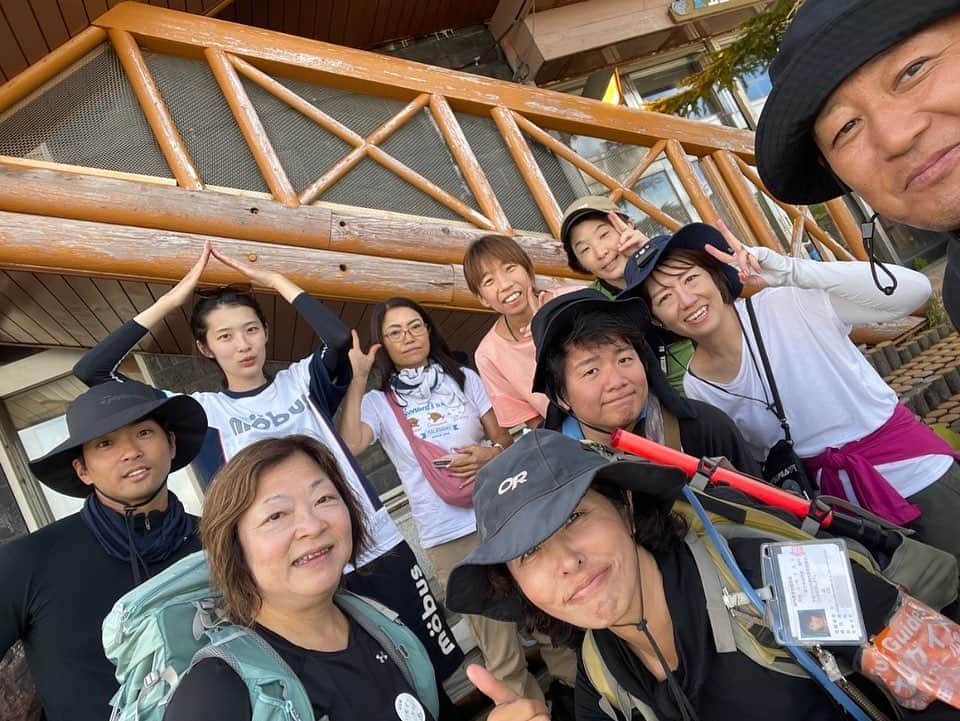 田代将太郎さんのインスタグラム写真 - (田代将太郎Instagram)「富士山登山御来光ツアー🌄 9人で👦🏻👦🏻👦🏻👧🏻👧🏻👧🏻👧🏻👧🏻👧🏻僕は添乗員でした笑  今回も登山ツアー会社の山日和（やまびより）さんでツアーを組んでもらいました。  2023.8.2新宿バスタ7時集合  5合目まで🚌です🎵 着いた途端、微妙に高山病で少し気持ち悪い💧  登山出発🚶 発着点にTBSさんの🎥が。 団体行動、高山病対策、体力温存渋滞などで、めちゃくちゃ遅い！🚶 途中大大雨☔️💦 8合目の山小屋まで約7時間かかりました😪 ここまでの体力はめちゃくちゃ余裕でした。 でも高山病で頭痛🤕 21時〜0時45分まで💤  ここで2人脱落🧒🏻👧🏻 そのまま8合目山小屋で御来光して下山🌄  起床夜中1時15分出発🚶 山頂目指して🌄 4時山頂到着🗻 なんとか8合目山小屋から出発したメンバー全員で到着出来ました‼️ 嬉しかったです🤩  1人脱落下山👧🏻 お鉢巡り行かないで御来光🌄みて下山。  ここからお鉢巡りと言って火口周りを1周します！💫 ここで1番てっぺん（日本最高峰富士剣ヶ峰）まで行けます！こちらで🌄御来光🌄です。 眩しかったです🤩景色は最高でした。写真じゃわからないのが良いところですね😙 火口には⛄️はほぼありませんでした。 温暖化の影響なのか今年はほぼ無いそうです。 ここまでの体力も余裕です。  下山🚶  下山は遅い人に合わせるととんでもなく体力奪われるので個人でおります。 下山は3〜4時間ほど。 膝痛の人をガイドさんと片腕ずつ持って強制的に6.5合目まで降ろさせました。 1番辛かったです🔥 そのあと2万円で馬に乗って下山してもらいました笑  5合目発着点到着でまたTBSさん。Nスタだそうです。ニュースたまたま映りました笑　 久しぶりのテレビ出演📺  到着。みんなと合流 気持ちが切れた瞬間ドッと疲れが襲ってきて、時間まで動けませんでした😪  ガイドさんとのお別れ 👩ガイドさんありがとうございました。 そのまま団体さん連れてまた富士山登るそうです。やばすぎ……  TBSさんのニュースは登山観光客のニュースです。 マナー違反などで悪いニュースが後を経たないみたいです。  5合目から🚕TAXIで下山。 みんなでふじやま温泉へ♨️ 疲れを癒してもらう 時間になり河口湖駅から特急富士回遊🚉新宿着 マッサージ屋さんいって帰宅しました。 久しぶりのマッサージ気持ちよかった。  いつもお世話になってる吉野寿司さんのメンバーさん、プロ野球ファンの方などで1年前からの計画で集まっていただき登山を怪我なく終わることが出来ました。 数人高山病の頭痛、ゲロゲロ🐸 あったけど。 ほんとうに嬉しかったです。 途中大雨あったけど、それ以外は天気が良くて、ほぼ無風。 運がいい。 ありがとうございました。 また違う山にでも行きましょう⛰️  行かないとわからない自然や風景、動物たちとの出会いなど。 みなさんもぜひ辛い辛い登山へ行きませんか？  #登山 #富士山登山  #登山初心者  #tozan #climbing  #fujisan #fujimountain」8月4日 10時09分 - shotaro_tashiro
