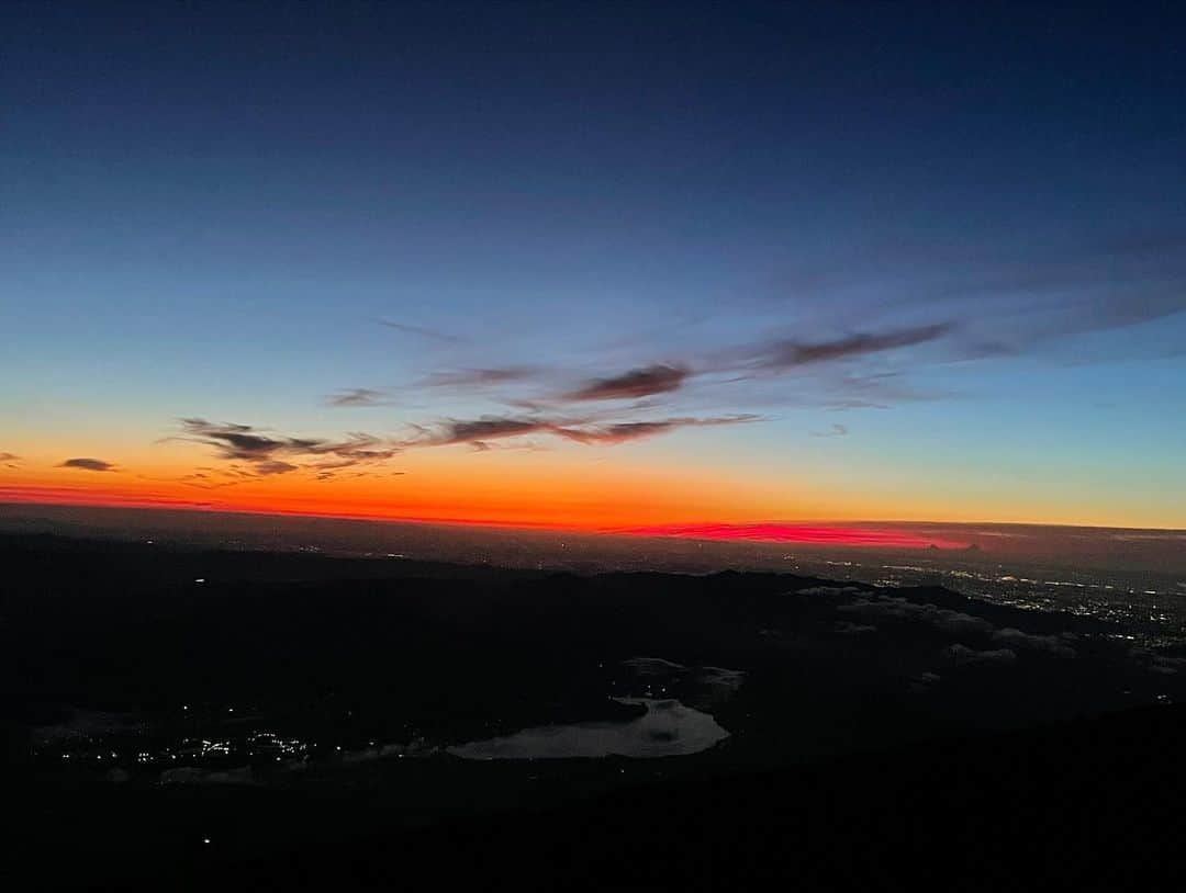 田代将太郎さんのインスタグラム写真 - (田代将太郎Instagram)「富士山登山御来光ツアー🌄 9人で👦🏻👦🏻👦🏻👧🏻👧🏻👧🏻👧🏻👧🏻👧🏻僕は添乗員でした笑  今回も登山ツアー会社の山日和（やまびより）さんでツアーを組んでもらいました。  2023.8.2新宿バスタ7時集合  5合目まで🚌です🎵 着いた途端、微妙に高山病で少し気持ち悪い💧  登山出発🚶 発着点にTBSさんの🎥が。 団体行動、高山病対策、体力温存渋滞などで、めちゃくちゃ遅い！🚶 途中大大雨☔️💦 8合目の山小屋まで約7時間かかりました😪 ここまでの体力はめちゃくちゃ余裕でした。 でも高山病で頭痛🤕 21時〜0時45分まで💤  ここで2人脱落🧒🏻👧🏻 そのまま8合目山小屋で御来光して下山🌄  起床夜中1時15分出発🚶 山頂目指して🌄 4時山頂到着🗻 なんとか8合目山小屋から出発したメンバー全員で到着出来ました‼️ 嬉しかったです🤩  1人脱落下山👧🏻 お鉢巡り行かないで御来光🌄みて下山。  ここからお鉢巡りと言って火口周りを1周します！💫 ここで1番てっぺん（日本最高峰富士剣ヶ峰）まで行けます！こちらで🌄御来光🌄です。 眩しかったです🤩景色は最高でした。写真じゃわからないのが良いところですね😙 火口には⛄️はほぼありませんでした。 温暖化の影響なのか今年はほぼ無いそうです。 ここまでの体力も余裕です。  下山🚶  下山は遅い人に合わせるととんでもなく体力奪われるので個人でおります。 下山は3〜4時間ほど。 膝痛の人をガイドさんと片腕ずつ持って強制的に6.5合目まで降ろさせました。 1番辛かったです🔥 そのあと2万円で馬に乗って下山してもらいました笑  5合目発着点到着でまたTBSさん。Nスタだそうです。ニュースたまたま映りました笑　 久しぶりのテレビ出演📺  到着。みんなと合流 気持ちが切れた瞬間ドッと疲れが襲ってきて、時間まで動けませんでした😪  ガイドさんとのお別れ 👩ガイドさんありがとうございました。 そのまま団体さん連れてまた富士山登るそうです。やばすぎ……  TBSさんのニュースは登山観光客のニュースです。 マナー違反などで悪いニュースが後を経たないみたいです。  5合目から🚕TAXIで下山。 みんなでふじやま温泉へ♨️ 疲れを癒してもらう 時間になり河口湖駅から特急富士回遊🚉新宿着 マッサージ屋さんいって帰宅しました。 久しぶりのマッサージ気持ちよかった。  いつもお世話になってる吉野寿司さんのメンバーさん、プロ野球ファンの方などで1年前からの計画で集まっていただき登山を怪我なく終わることが出来ました。 数人高山病の頭痛、ゲロゲロ🐸 あったけど。 ほんとうに嬉しかったです。 途中大雨あったけど、それ以外は天気が良くて、ほぼ無風。 運がいい。 ありがとうございました。 また違う山にでも行きましょう⛰️  行かないとわからない自然や風景、動物たちとの出会いなど。 みなさんもぜひ辛い辛い登山へ行きませんか？  #登山 #富士山登山  #登山初心者  #tozan #climbing  #fujisan #fujimountain」8月4日 10時09分 - shotaro_tashiro