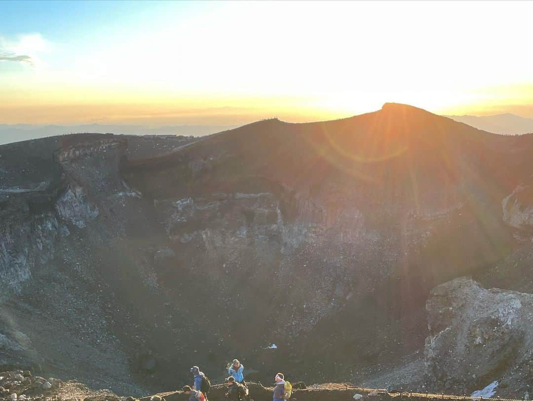 田代将太郎さんのインスタグラム写真 - (田代将太郎Instagram)「富士山登山御来光ツアー🌄 9人で👦🏻👦🏻👦🏻👧🏻👧🏻👧🏻👧🏻👧🏻👧🏻僕は添乗員でした笑  今回も登山ツアー会社の山日和（やまびより）さんでツアーを組んでもらいました。  2023.8.2新宿バスタ7時集合  5合目まで🚌です🎵 着いた途端、微妙に高山病で少し気持ち悪い💧  登山出発🚶 発着点にTBSさんの🎥が。 団体行動、高山病対策、体力温存渋滞などで、めちゃくちゃ遅い！🚶 途中大大雨☔️💦 8合目の山小屋まで約7時間かかりました😪 ここまでの体力はめちゃくちゃ余裕でした。 でも高山病で頭痛🤕 21時〜0時45分まで💤  ここで2人脱落🧒🏻👧🏻 そのまま8合目山小屋で御来光して下山🌄  起床夜中1時15分出発🚶 山頂目指して🌄 4時山頂到着🗻 なんとか8合目山小屋から出発したメンバー全員で到着出来ました‼️ 嬉しかったです🤩  1人脱落下山👧🏻 お鉢巡り行かないで御来光🌄みて下山。  ここからお鉢巡りと言って火口周りを1周します！💫 ここで1番てっぺん（日本最高峰富士剣ヶ峰）まで行けます！こちらで🌄御来光🌄です。 眩しかったです🤩景色は最高でした。写真じゃわからないのが良いところですね😙 火口には⛄️はほぼありませんでした。 温暖化の影響なのか今年はほぼ無いそうです。 ここまでの体力も余裕です。  下山🚶  下山は遅い人に合わせるととんでもなく体力奪われるので個人でおります。 下山は3〜4時間ほど。 膝痛の人をガイドさんと片腕ずつ持って強制的に6.5合目まで降ろさせました。 1番辛かったです🔥 そのあと2万円で馬に乗って下山してもらいました笑  5合目発着点到着でまたTBSさん。Nスタだそうです。ニュースたまたま映りました笑　 久しぶりのテレビ出演📺  到着。みんなと合流 気持ちが切れた瞬間ドッと疲れが襲ってきて、時間まで動けませんでした😪  ガイドさんとのお別れ 👩ガイドさんありがとうございました。 そのまま団体さん連れてまた富士山登るそうです。やばすぎ……  TBSさんのニュースは登山観光客のニュースです。 マナー違反などで悪いニュースが後を経たないみたいです。  5合目から🚕TAXIで下山。 みんなでふじやま温泉へ♨️ 疲れを癒してもらう 時間になり河口湖駅から特急富士回遊🚉新宿着 マッサージ屋さんいって帰宅しました。 久しぶりのマッサージ気持ちよかった。  いつもお世話になってる吉野寿司さんのメンバーさん、プロ野球ファンの方などで1年前からの計画で集まっていただき登山を怪我なく終わることが出来ました。 数人高山病の頭痛、ゲロゲロ🐸 あったけど。 ほんとうに嬉しかったです。 途中大雨あったけど、それ以外は天気が良くて、ほぼ無風。 運がいい。 ありがとうございました。 また違う山にでも行きましょう⛰️  行かないとわからない自然や風景、動物たちとの出会いなど。 みなさんもぜひ辛い辛い登山へ行きませんか？  #登山 #富士山登山  #登山初心者  #tozan #climbing  #fujisan #fujimountain」8月4日 10時09分 - shotaro_tashiro