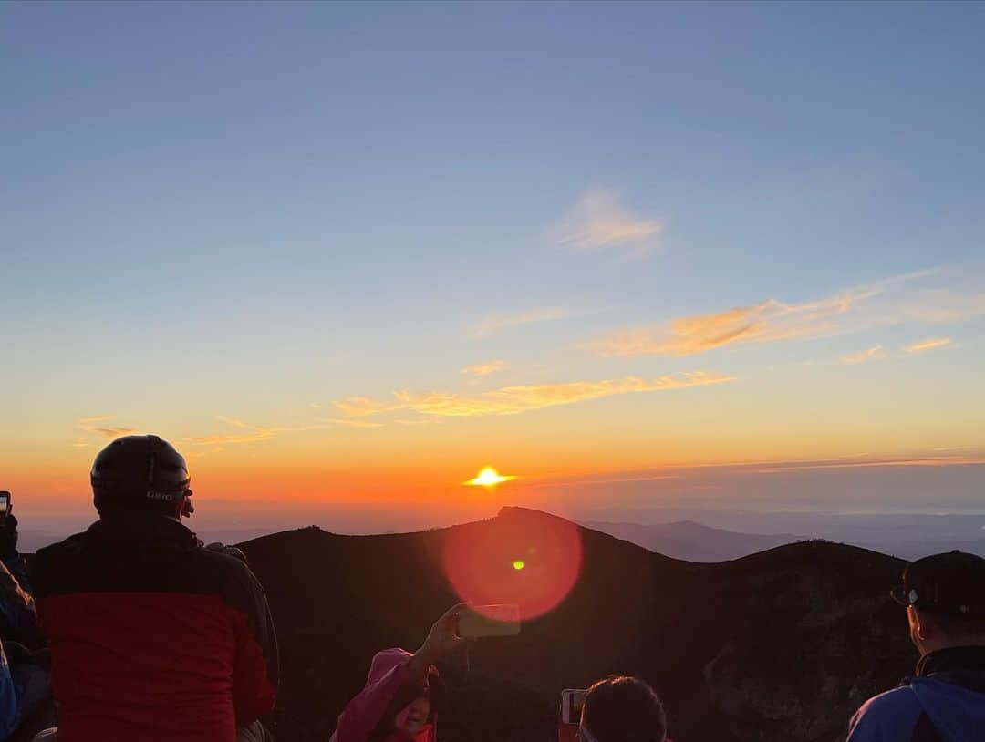 田代将太郎さんのインスタグラム写真 - (田代将太郎Instagram)「富士山登山御来光ツアー🌄 9人で👦🏻👦🏻👦🏻👧🏻👧🏻👧🏻👧🏻👧🏻👧🏻僕は添乗員でした笑  今回も登山ツアー会社の山日和（やまびより）さんでツアーを組んでもらいました。  2023.8.2新宿バスタ7時集合  5合目まで🚌です🎵 着いた途端、微妙に高山病で少し気持ち悪い💧  登山出発🚶 発着点にTBSさんの🎥が。 団体行動、高山病対策、体力温存渋滞などで、めちゃくちゃ遅い！🚶 途中大大雨☔️💦 8合目の山小屋まで約7時間かかりました😪 ここまでの体力はめちゃくちゃ余裕でした。 でも高山病で頭痛🤕 21時〜0時45分まで💤  ここで2人脱落🧒🏻👧🏻 そのまま8合目山小屋で御来光して下山🌄  起床夜中1時15分出発🚶 山頂目指して🌄 4時山頂到着🗻 なんとか8合目山小屋から出発したメンバー全員で到着出来ました‼️ 嬉しかったです🤩  1人脱落下山👧🏻 お鉢巡り行かないで御来光🌄みて下山。  ここからお鉢巡りと言って火口周りを1周します！💫 ここで1番てっぺん（日本最高峰富士剣ヶ峰）まで行けます！こちらで🌄御来光🌄です。 眩しかったです🤩景色は最高でした。写真じゃわからないのが良いところですね😙 火口には⛄️はほぼありませんでした。 温暖化の影響なのか今年はほぼ無いそうです。 ここまでの体力も余裕です。  下山🚶  下山は遅い人に合わせるととんでもなく体力奪われるので個人でおります。 下山は3〜4時間ほど。 膝痛の人をガイドさんと片腕ずつ持って強制的に6.5合目まで降ろさせました。 1番辛かったです🔥 そのあと2万円で馬に乗って下山してもらいました笑  5合目発着点到着でまたTBSさん。Nスタだそうです。ニュースたまたま映りました笑　 久しぶりのテレビ出演📺  到着。みんなと合流 気持ちが切れた瞬間ドッと疲れが襲ってきて、時間まで動けませんでした😪  ガイドさんとのお別れ 👩ガイドさんありがとうございました。 そのまま団体さん連れてまた富士山登るそうです。やばすぎ……  TBSさんのニュースは登山観光客のニュースです。 マナー違反などで悪いニュースが後を経たないみたいです。  5合目から🚕TAXIで下山。 みんなでふじやま温泉へ♨️ 疲れを癒してもらう 時間になり河口湖駅から特急富士回遊🚉新宿着 マッサージ屋さんいって帰宅しました。 久しぶりのマッサージ気持ちよかった。  いつもお世話になってる吉野寿司さんのメンバーさん、プロ野球ファンの方などで1年前からの計画で集まっていただき登山を怪我なく終わることが出来ました。 数人高山病の頭痛、ゲロゲロ🐸 あったけど。 ほんとうに嬉しかったです。 途中大雨あったけど、それ以外は天気が良くて、ほぼ無風。 運がいい。 ありがとうございました。 また違う山にでも行きましょう⛰️  行かないとわからない自然や風景、動物たちとの出会いなど。 みなさんもぜひ辛い辛い登山へ行きませんか？  #登山 #富士山登山  #登山初心者  #tozan #climbing  #fujisan #fujimountain」8月4日 10時09分 - shotaro_tashiro