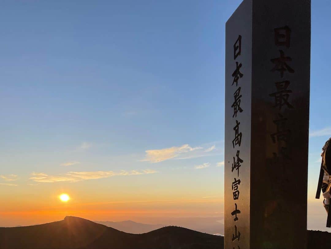 田代将太郎さんのインスタグラム写真 - (田代将太郎Instagram)「富士山登山御来光ツアー🌄 9人で👦🏻👦🏻👦🏻👧🏻👧🏻👧🏻👧🏻👧🏻👧🏻僕は添乗員でした笑  今回も登山ツアー会社の山日和（やまびより）さんでツアーを組んでもらいました。  2023.8.2新宿バスタ7時集合  5合目まで🚌です🎵 着いた途端、微妙に高山病で少し気持ち悪い💧  登山出発🚶 発着点にTBSさんの🎥が。 団体行動、高山病対策、体力温存渋滞などで、めちゃくちゃ遅い！🚶 途中大大雨☔️💦 8合目の山小屋まで約7時間かかりました😪 ここまでの体力はめちゃくちゃ余裕でした。 でも高山病で頭痛🤕 21時〜0時45分まで💤  ここで2人脱落🧒🏻👧🏻 そのまま8合目山小屋で御来光して下山🌄  起床夜中1時15分出発🚶 山頂目指して🌄 4時山頂到着🗻 なんとか8合目山小屋から出発したメンバー全員で到着出来ました‼️ 嬉しかったです🤩  1人脱落下山👧🏻 お鉢巡り行かないで御来光🌄みて下山。  ここからお鉢巡りと言って火口周りを1周します！💫 ここで1番てっぺん（日本最高峰富士剣ヶ峰）まで行けます！こちらで🌄御来光🌄です。 眩しかったです🤩景色は最高でした。写真じゃわからないのが良いところですね😙 火口には⛄️はほぼありませんでした。 温暖化の影響なのか今年はほぼ無いそうです。 ここまでの体力も余裕です。  下山🚶  下山は遅い人に合わせるととんでもなく体力奪われるので個人でおります。 下山は3〜4時間ほど。 膝痛の人をガイドさんと片腕ずつ持って強制的に6.5合目まで降ろさせました。 1番辛かったです🔥 そのあと2万円で馬に乗って下山してもらいました笑  5合目発着点到着でまたTBSさん。Nスタだそうです。ニュースたまたま映りました笑　 久しぶりのテレビ出演📺  到着。みんなと合流 気持ちが切れた瞬間ドッと疲れが襲ってきて、時間まで動けませんでした😪  ガイドさんとのお別れ 👩ガイドさんありがとうございました。 そのまま団体さん連れてまた富士山登るそうです。やばすぎ……  TBSさんのニュースは登山観光客のニュースです。 マナー違反などで悪いニュースが後を経たないみたいです。  5合目から🚕TAXIで下山。 みんなでふじやま温泉へ♨️ 疲れを癒してもらう 時間になり河口湖駅から特急富士回遊🚉新宿着 マッサージ屋さんいって帰宅しました。 久しぶりのマッサージ気持ちよかった。  いつもお世話になってる吉野寿司さんのメンバーさん、プロ野球ファンの方などで1年前からの計画で集まっていただき登山を怪我なく終わることが出来ました。 数人高山病の頭痛、ゲロゲロ🐸 あったけど。 ほんとうに嬉しかったです。 途中大雨あったけど、それ以外は天気が良くて、ほぼ無風。 運がいい。 ありがとうございました。 また違う山にでも行きましょう⛰️  行かないとわからない自然や風景、動物たちとの出会いなど。 みなさんもぜひ辛い辛い登山へ行きませんか？  #登山 #富士山登山  #登山初心者  #tozan #climbing  #fujisan #fujimountain」8月4日 10時09分 - shotaro_tashiro