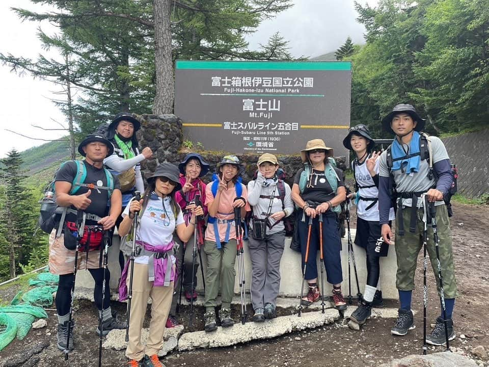 田代将太郎のインスタグラム：「富士山登山御来光ツアー🌄 9人で👦🏻👦🏻👦🏻👧🏻👧🏻👧🏻👧🏻👧🏻👧🏻僕は添乗員でした笑  今回も登山ツアー会社の山日和（やまびより）さんでツアーを組んでもらいました。  2023.8.2新宿バスタ7時集合  5合目まで🚌です🎵 着いた途端、微妙に高山病で少し気持ち悪い💧  登山出発🚶 発着点にTBSさんの🎥が。 団体行動、高山病対策、体力温存渋滞などで、めちゃくちゃ遅い！🚶 途中大大雨☔️💦 8合目の山小屋まで約7時間かかりました😪 ここまでの体力はめちゃくちゃ余裕でした。 でも高山病で頭痛🤕 21時〜0時45分まで💤  ここで2人脱落🧒🏻👧🏻 そのまま8合目山小屋で御来光して下山🌄  起床夜中1時15分出発🚶 山頂目指して🌄 4時山頂到着🗻 なんとか8合目山小屋から出発したメンバー全員で到着出来ました‼️ 嬉しかったです🤩  1人脱落下山👧🏻 お鉢巡り行かないで御来光🌄みて下山。  ここからお鉢巡りと言って火口周りを1周します！💫 ここで1番てっぺん（日本最高峰富士剣ヶ峰）まで行けます！こちらで🌄御来光🌄です。 眩しかったです🤩景色は最高でした。写真じゃわからないのが良いところですね😙 火口には⛄️はほぼありませんでした。 温暖化の影響なのか今年はほぼ無いそうです。 ここまでの体力も余裕です。  下山🚶  下山は遅い人に合わせるととんでもなく体力奪われるので個人でおります。 下山は3〜4時間ほど。 膝痛の人をガイドさんと片腕ずつ持って強制的に6.5合目まで降ろさせました。 1番辛かったです🔥 そのあと2万円で馬に乗って下山してもらいました笑  5合目発着点到着でまたTBSさん。Nスタだそうです。ニュースたまたま映りました笑　 久しぶりのテレビ出演📺  到着。みんなと合流 気持ちが切れた瞬間ドッと疲れが襲ってきて、時間まで動けませんでした😪  ガイドさんとのお別れ 👩ガイドさんありがとうございました。 そのまま団体さん連れてまた富士山登るそうです。やばすぎ……  TBSさんのニュースは登山観光客のニュースです。 マナー違反などで悪いニュースが後を経たないみたいです。  5合目から🚕TAXIで下山。 みんなでふじやま温泉へ♨️ 疲れを癒してもらう 時間になり河口湖駅から特急富士回遊🚉新宿着 マッサージ屋さんいって帰宅しました。 久しぶりのマッサージ気持ちよかった。  いつもお世話になってる吉野寿司さんのメンバーさん、プロ野球ファンの方などで1年前からの計画で集まっていただき登山を怪我なく終わることが出来ました。 数人高山病の頭痛、ゲロゲロ🐸 あったけど。 ほんとうに嬉しかったです。 途中大雨あったけど、それ以外は天気が良くて、ほぼ無風。 運がいい。 ありがとうございました。 また違う山にでも行きましょう⛰️  行かないとわからない自然や風景、動物たちとの出会いなど。 みなさんもぜひ辛い辛い登山へ行きませんか？  #登山 #富士山登山  #登山初心者  #tozan #climbing  #fujisan #fujimountain」