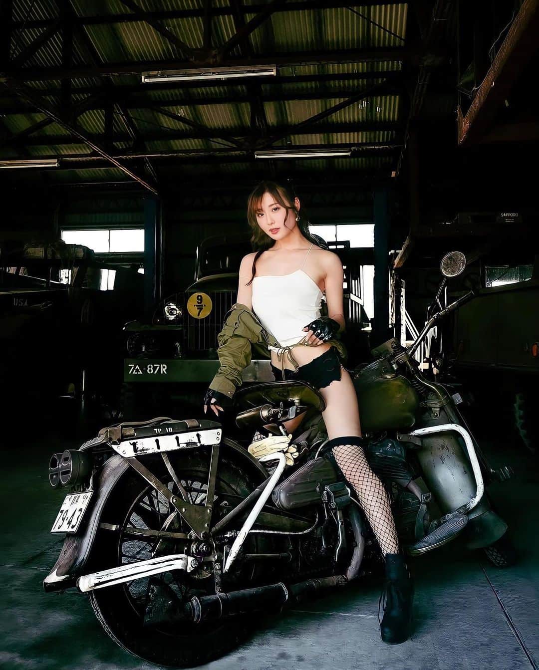 雪音まりな（まーりん）のインスタグラム：「. ちょうど1年前の今頃。 灼熱の倉庫（推定42度くらい）で汗だくになりながら撮影したのが懐かしい🤣 . . .  #雪音まりな #model #モデル #dancer #actress #インフルエンサー #influencer #japanesegirl #cosplay #bike #harley #ハーレーダビッドソン #army #harleydavidson」