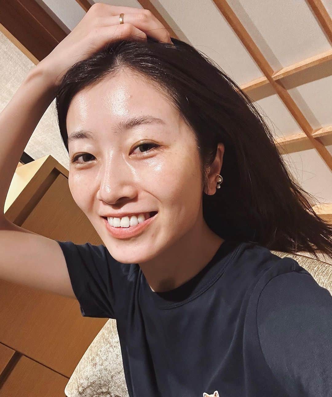 福井千佳のインスタグラム：「. . . すっぴんでも成り立つお肌、 お顔立ちでありたい。 . . 顔立ち、といっても、 目が大きく鼻が高く〜、とかじゃなく。 年齢を重ねたお顔には これまでの生き様が出るはずだから、 そういう意味でね。 . . さ、さ、さ、さ、 今日も楽しもう、頑張ろうね😚♡ . . . #すっぴん#自撮り#ホカンス」