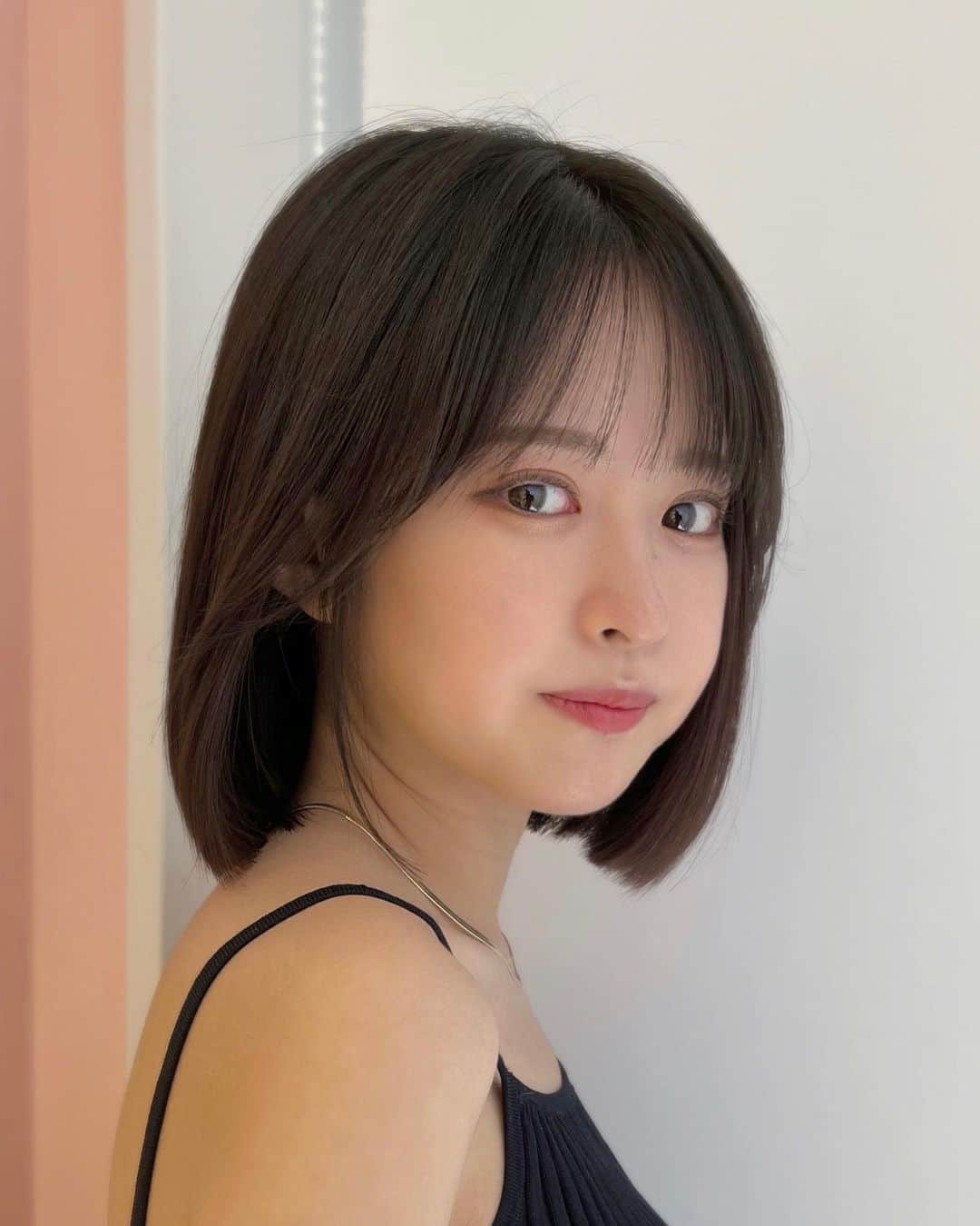 のインスタグラム：「顔まわりのあるタッセルbob  暗くても透ける#オリーブグレー 🌿  #韓国ボブ#タッセルボブ#くびれボブ#カジュアルヘア#レイヤーカット#透明感カラー#グレージュ#グレージュカラー#オリーブベージュ#オリーブグレージュ#顔周りレイヤー#フェイスレイヤー#カジュアルヘア#くびれヘア#透明感ヘア #SHIMA原宿#原宿美容室#SHIMAHARAJUKU」