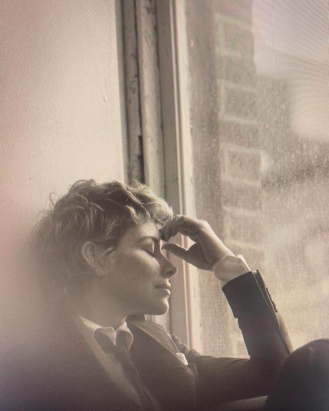 エヴァンジェリン・リリーのインスタグラム：「I feel so grateful today, at the onset of my 44th rotation of the sun. Life truly is a grand adventure. Even in the midst of chaos, maybe even because of the chaos, I get to choose to be fully alive or to fall into a slumber of the soul. I choose to live. I choose to breathe, and struggle, and laugh, and fear, and jump, and fall, and fly. I love being in my forties. The intensity, the release, the healing, the awakening to my true nature - it has been pure adventure for the past four years. I wake up every morning, come rain or shine, and get to unwrap a new day, a new feeling, a new experience, a new shock, a new horror, a new love. Ke ono. 🖤」