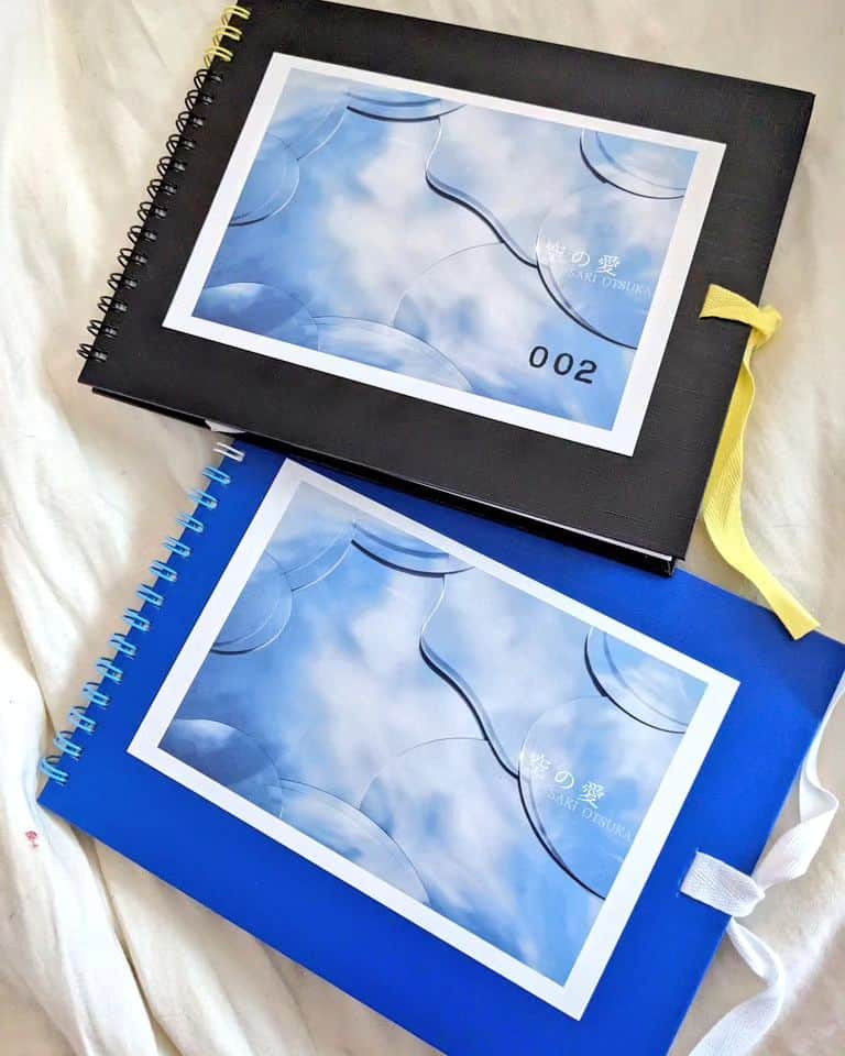 大塚咲のインスタグラム：「名古屋KONMASAさんで開催した「空の愛」のメッセージブックがgalleryから届きました。ご来場の皆様、本当にありがとうございました。優しいメッセージを、強いメッセージをありがとう。  私が何者か知らない方もいるんだろうなと、私を知ったら嫌な気持ちになる方もいるんだろうなと、私が何者か知って共鳴してくれる方もいるんだろうなと、私は初めての地でそんなことも考えていました。  メッセージ、嬉しかったです。 誰かにとって空になれたらと思います。私にとっても皆様が空だと思います。  ありがとうございました!  今日もたくさんの方に会えますように。  @konmasa」