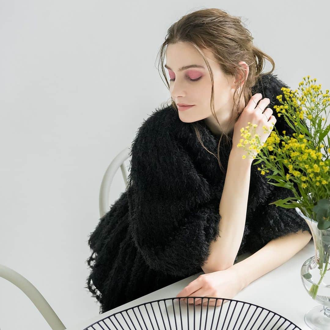 のインスタグラム：「2023 autumn collection.  pas de deux ¥35,200（tax in） BLACK.  柔らかなフェザーチュールもBLACKは、しなやかな強さとエレガントさも。 しっとりと大人に、その中にふわふわっと遊び心がのぞく一枚に。  #tsuru #tsurubymarikooikawa #2023aw#2023autumn」