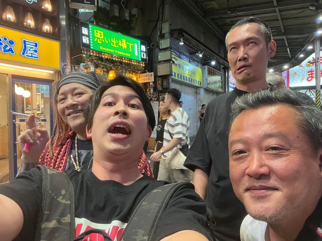 斉藤正伸（ジャガモンド）さんのインスタグラム写真 - (斉藤正伸（ジャガモンド）Instagram)「ヨシキさんに誘ってもらって飲みに行ったら川瀬陽太さんいてびっくり。  みんなでトランスフォーマー観に行きました。  #川瀬陽太 #高橋ヨシキ #てらさわホーク #ジャガモンド斉藤 #トランスフォーマー #ビースト覚醒」8月4日 10時32分 - mondmasa