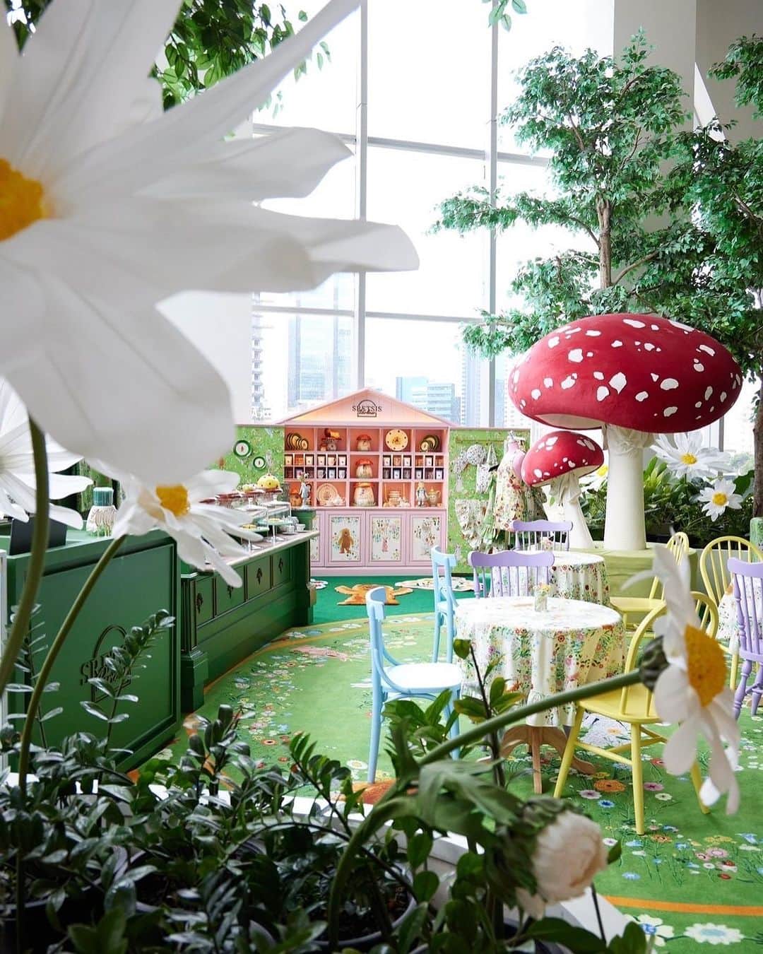 Sretsisさんのインスタグラム写真 - (SretsisInstagram)「Transporting you from the busy city to a tranquil garden setting, the light filled Sretsis Parlour Pop-up is situated in @centralembassy decorated with our beloved Sretsis Labyrinth print, surreal blooms and mushrooms. Our signature print inspired the new #SretsisTable Collection so that you may bring a bit of Sretsis fantasy into your home. Discover Sretsis Parlour Pop-up with @sretsis.parlour x @afteryoudessertcafe today onwards from 10:00 - 21:00. #SretsisParlourxAfterYou #LivingTheSretsisFantasy」8月4日 10時27分 - sretsisofficial