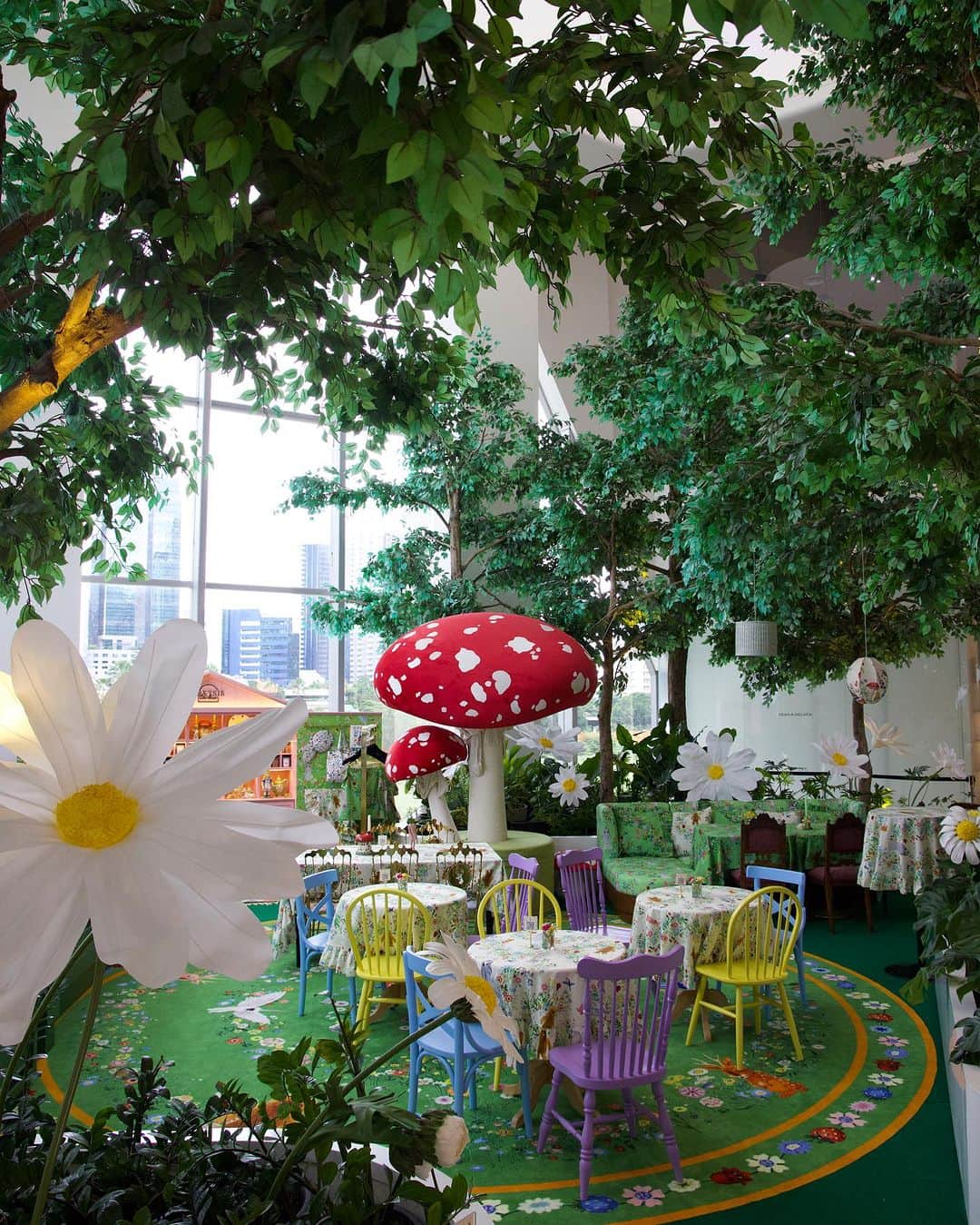 Sretsisさんのインスタグラム写真 - (SretsisInstagram)「Transporting you from the busy city to a tranquil garden setting, the light filled Sretsis Parlour Pop-up is situated in @centralembassy decorated with our beloved Sretsis Labyrinth print, surreal blooms and mushrooms. Our signature print inspired the new #SretsisTable Collection so that you may bring a bit of Sretsis fantasy into your home. Discover Sretsis Parlour Pop-up with @sretsis.parlour x @afteryoudessertcafe today onwards from 10:00 - 21:00. #SretsisParlourxAfterYou #LivingTheSretsisFantasy」8月4日 10時27分 - sretsisofficial