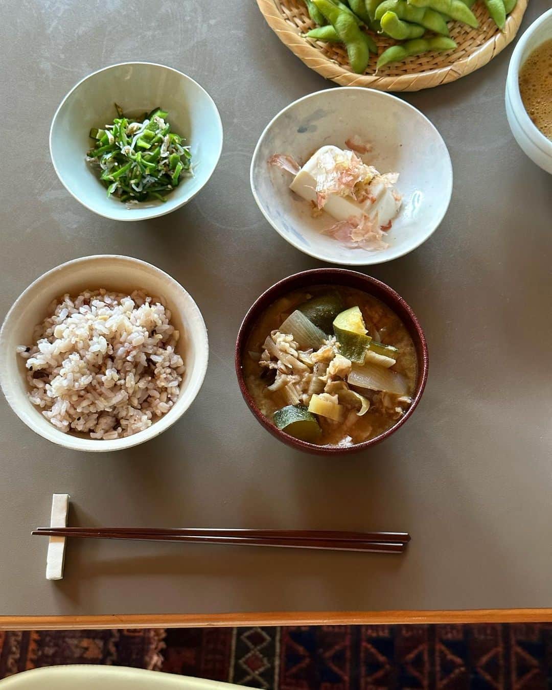 のインスタグラム：「朝から暑いですね！ 豚汁（ズッキーニ、ごぼう、玉ねぎ、ミニトマト、しいたけ、出汁）。ひとくち冷や奴。ピーマンとしらすの酢の物（米酢と梅酢で）。茹でたて枝豆。納豆卵いり。  身の周りのものを、暮らし方を、整理したい気分の今日この頃。 #coboおうちごはん」