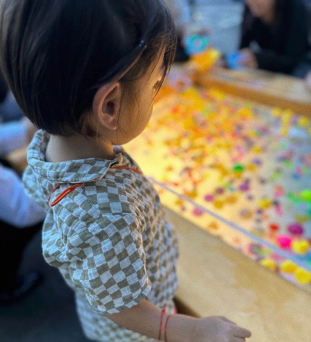 瀬戸サオリのインスタグラム：「ちょっぴり 夏を味わえた🎐🏮🍉👦🏻  去年のボールすくいは 手を全部入れたり 顔つけたくなってたけど笑🤯  今年はちゃんと網？で すくってて成長してた🥹🌽 なんだか寂しい。  暑すぎて暑すぎて 毎日どこも行けないけど？🔥 どこ連れて行けば良いのかしら😱  #大手町縁日」