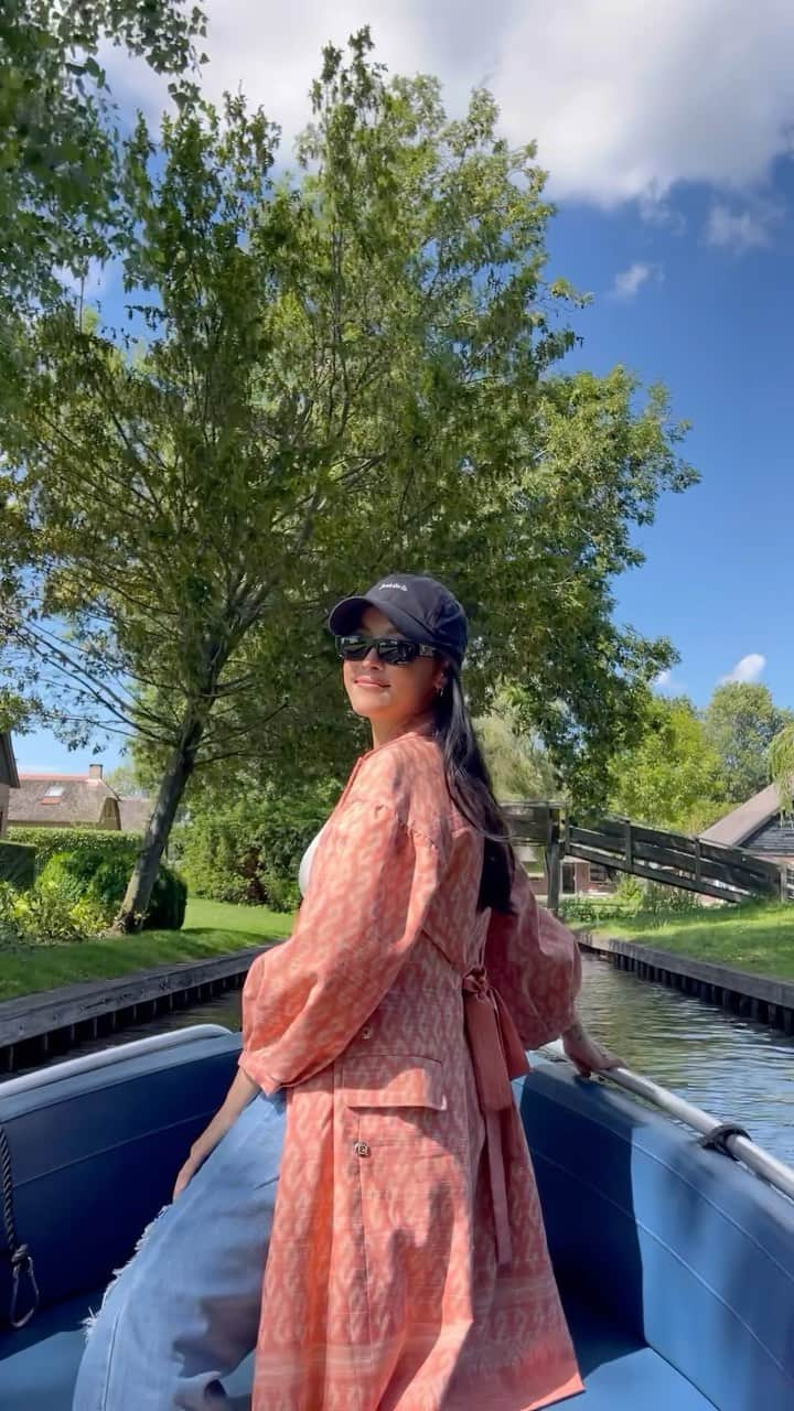 Amata Chittaseneeのインスタグラム：「📍 Giethoorn Village, Netherlands  I’m wearing my national Thai Textile which traditionally crafted by the people of Chaiyaphum province, Thailand. The fabric is hand-weaved and naturally dyed with #Annatto #Achiote which gave out this super cute peachy tone. The jacket is my own design and I had it trailered locally :)) Discover more of this at #pearypiewearsthaifabric   ใส่ผ้าไหมมัดหมี่ทอมือหนองบัวแดง จังหวัดชัยภูมิ ย้อมสีธรรมชาติจากเมล็ดคำแสดได้สีส้ม 🍑 ไปเที่ยวหมู่บ้าน GIETHOORN ประเทศเนเธอร์แลนด์ น่ารักสุดๆ 😍   #pearypiearoundtheworld #giethoorn #netherlands」