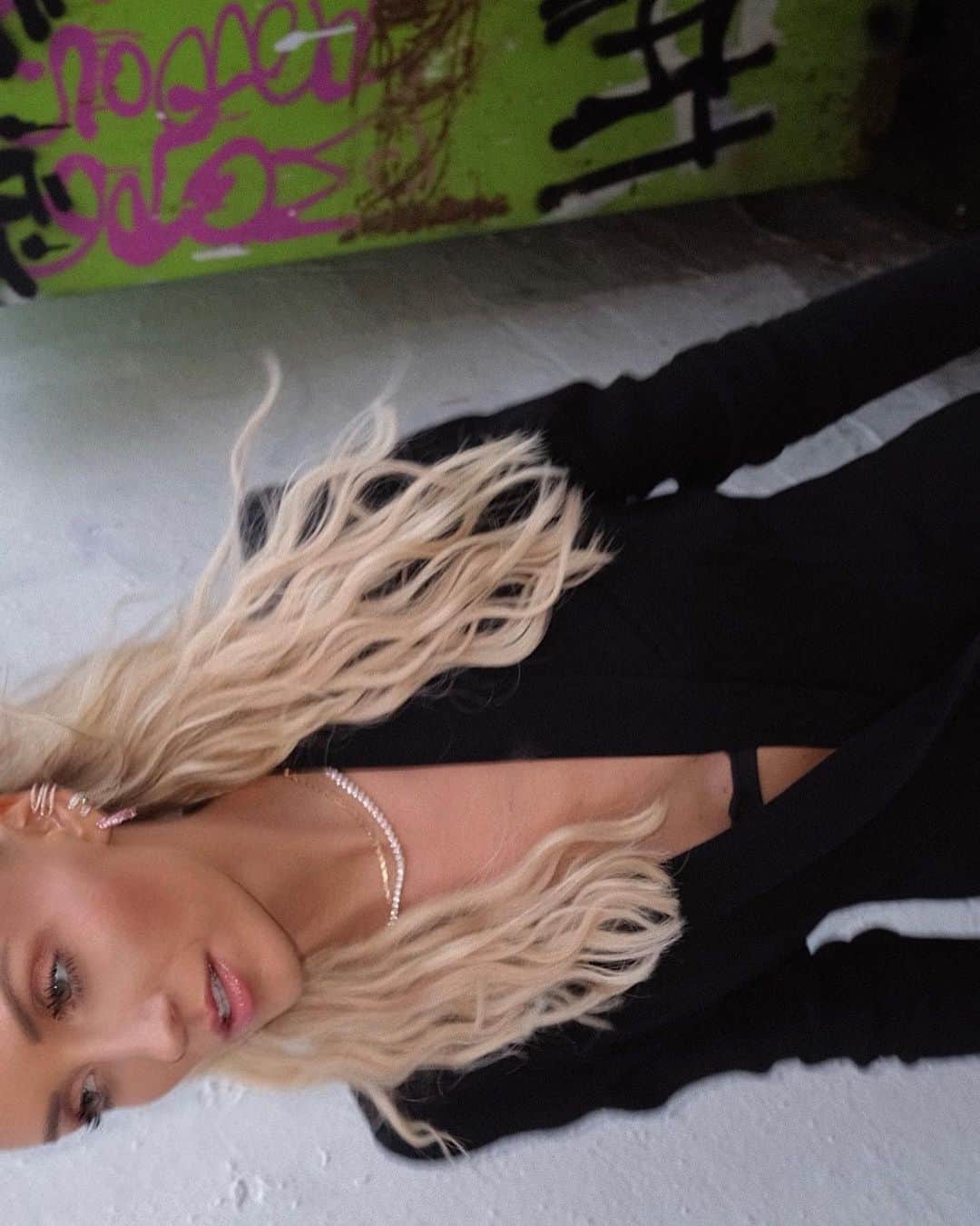 ナスティア・リューキンのインスタグラム：「me, a green dumpster, and ben’s bday 🎈」