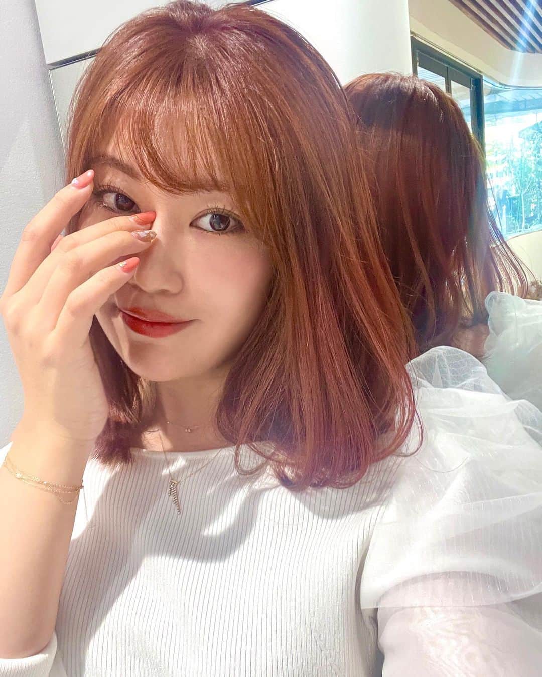 美容ライター立花ゆうりさんのインスタグラム写真 - (美容ライター立花ゆうりInstagram)「ばっさりヘアカット♡鎖骨オレンジです🍊 約20cmばっさりカットしました！実はここまで短いのは10年振りかも♪初めてのオレンジカラーと鎖骨で髪が揺れる感覚が新鮮♡髪型が違うと、メイクもファッションも新しいアイテムをトライしたくなりますね☆最近は夏を感じたくて、フレッシュなオレンジコスメを選びたくなってます♡  「似合ってるよ！可愛いね！」って髪型を褒めてもらえるのってとっても嬉しくて、新しい髪型にトライして良かったって思えますし、日々のモチベーションにつながりますね♡ ヘアカットは @hgwr_tsy さん！外巻きも内巻きもアレンジが楽しみです♪」8月4日 10時40分 - yuuriofficial