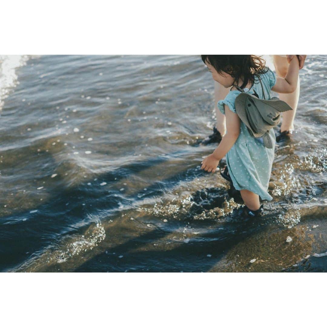 平田薫のインスタグラム：「娘📷 @tomyphotostudio   1歳前からベビースイミングに通った成果が出ているのか、海や流れるプール、怖がらず遊んでます。  #photography#1y9m #娘」