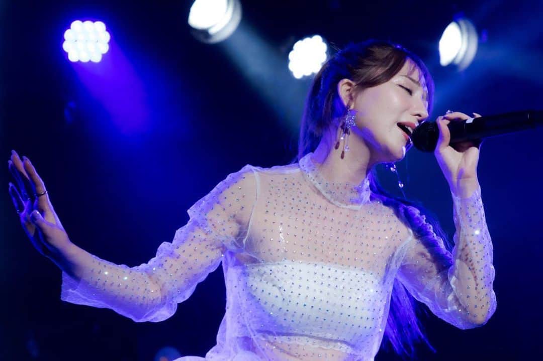 堀尾実咲のインスタグラム：「いよいよ1週間後の8/11(金)はスマスマライブ🎤  なんと最後の物販で DVD「グ裸ンピング」を販売させてもらえることになりました🥹💖  まだゲットできていない方はぜひこの機会に...🤭  もう見てくれたみんなからの嬉しい感想たくさんいただいてます🥹✨  みんな『ドスコイっ！』のシーン気に入ってくれててにやける🤤  スマスマライブご予約はこちらから💁‍♀️ https://model.eee-smile.com/event/2023-08-11/」
