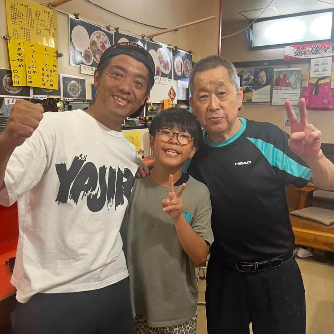 かみじょうたけしのインスタグラム：「白鳳の大将と。 好きやねん。 大将もブタ天も焼き飯も焼きそばも。 亀岡プールの帰り、どうしても大将に会いたくなって行ってきた。 僕の思い出飯。 ありがとうまた行きますね✌️ #阪急池田駅前 #白鳳 #息子を会わせることが出来て本当に良かった」