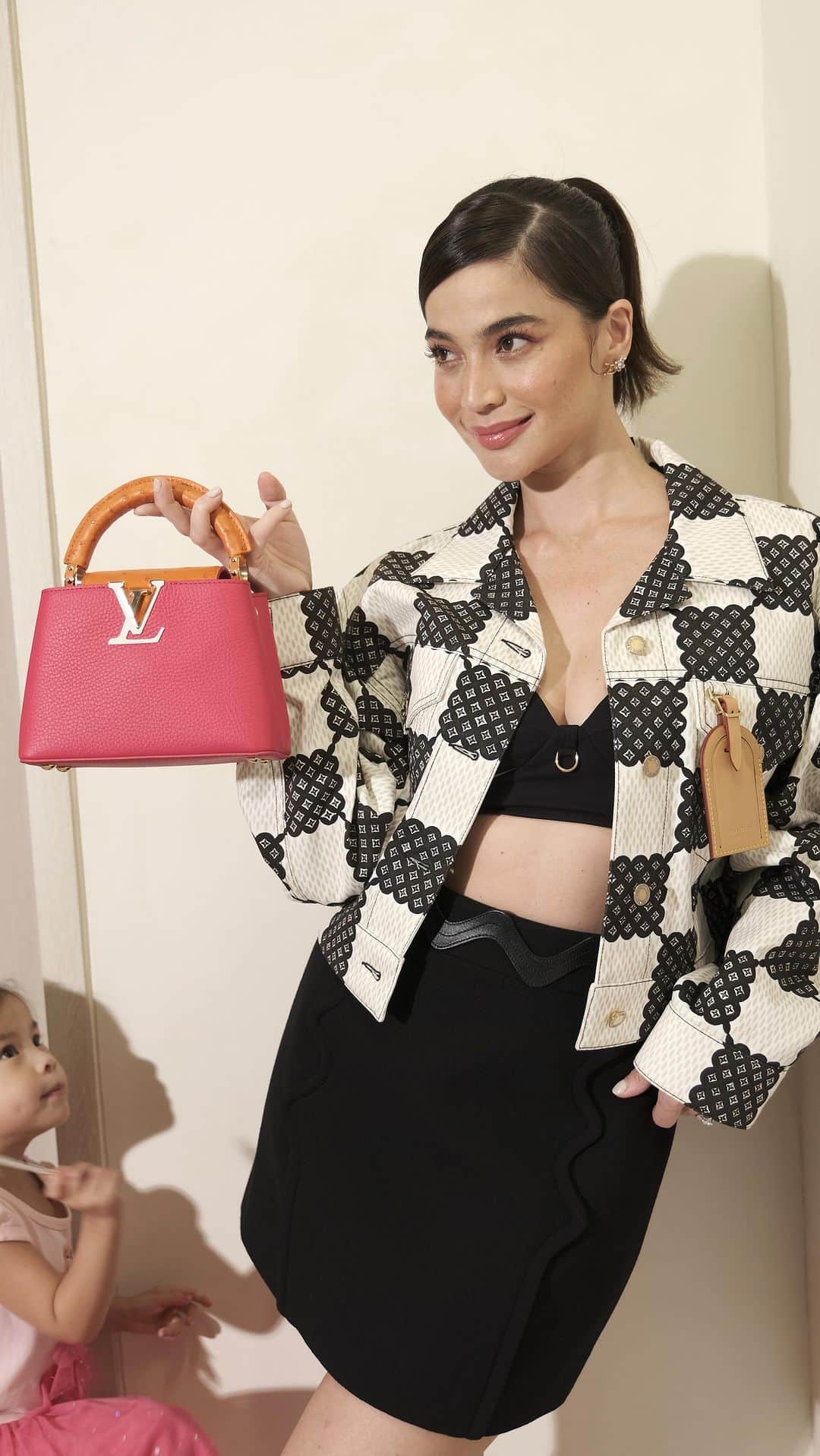 アン・カーティスのインスタグラム：「Off to work. She’s an LV barbie today 💖 @louisvuitton #LouisVuitton」