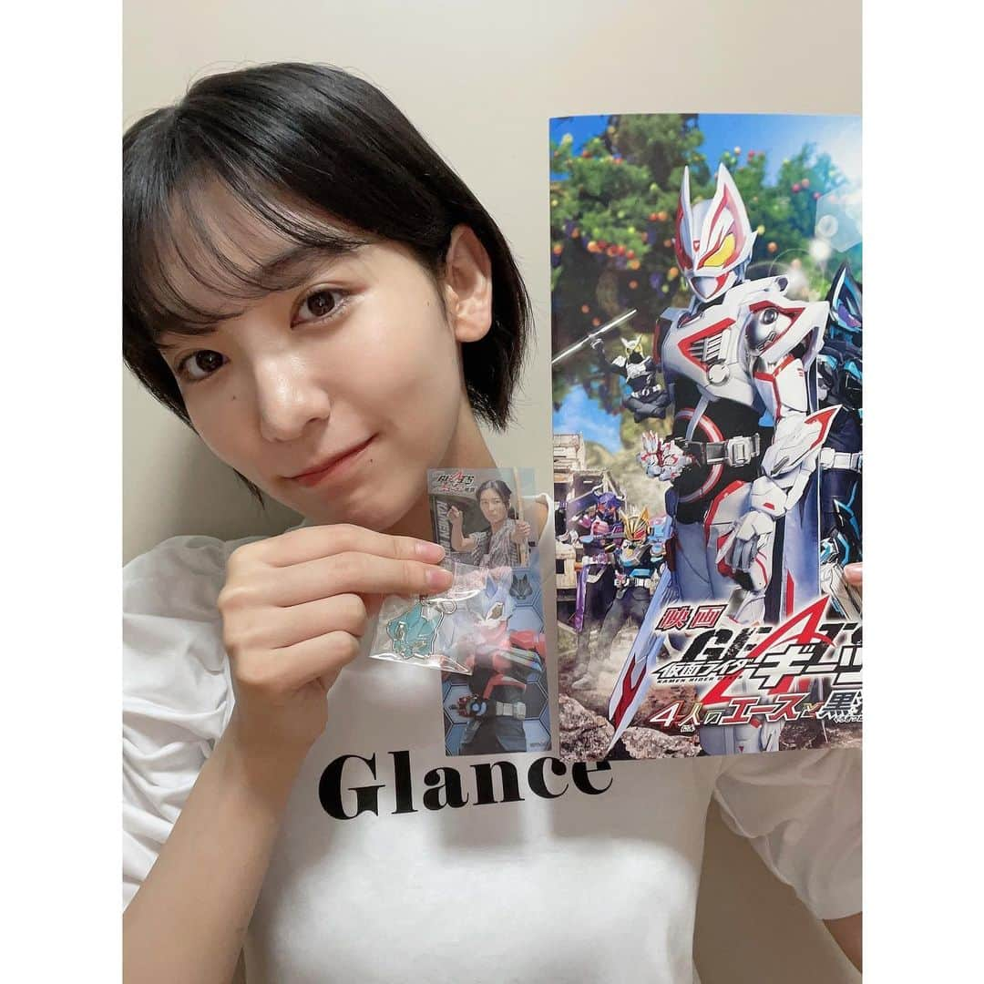 小貫莉奈さんのインスタグラム写真 - (小貫莉奈Instagram)「映画『#仮面ライダーギーツ 4人のエースと黒狐』  公開から1週間たちましたね🐺️🩵️  そして、私もロポちゃんグッズゲットしました！！ パンフレットにはインタビューなども載っているので是非✨」8月4日 11時07分 - rina_onuki0529