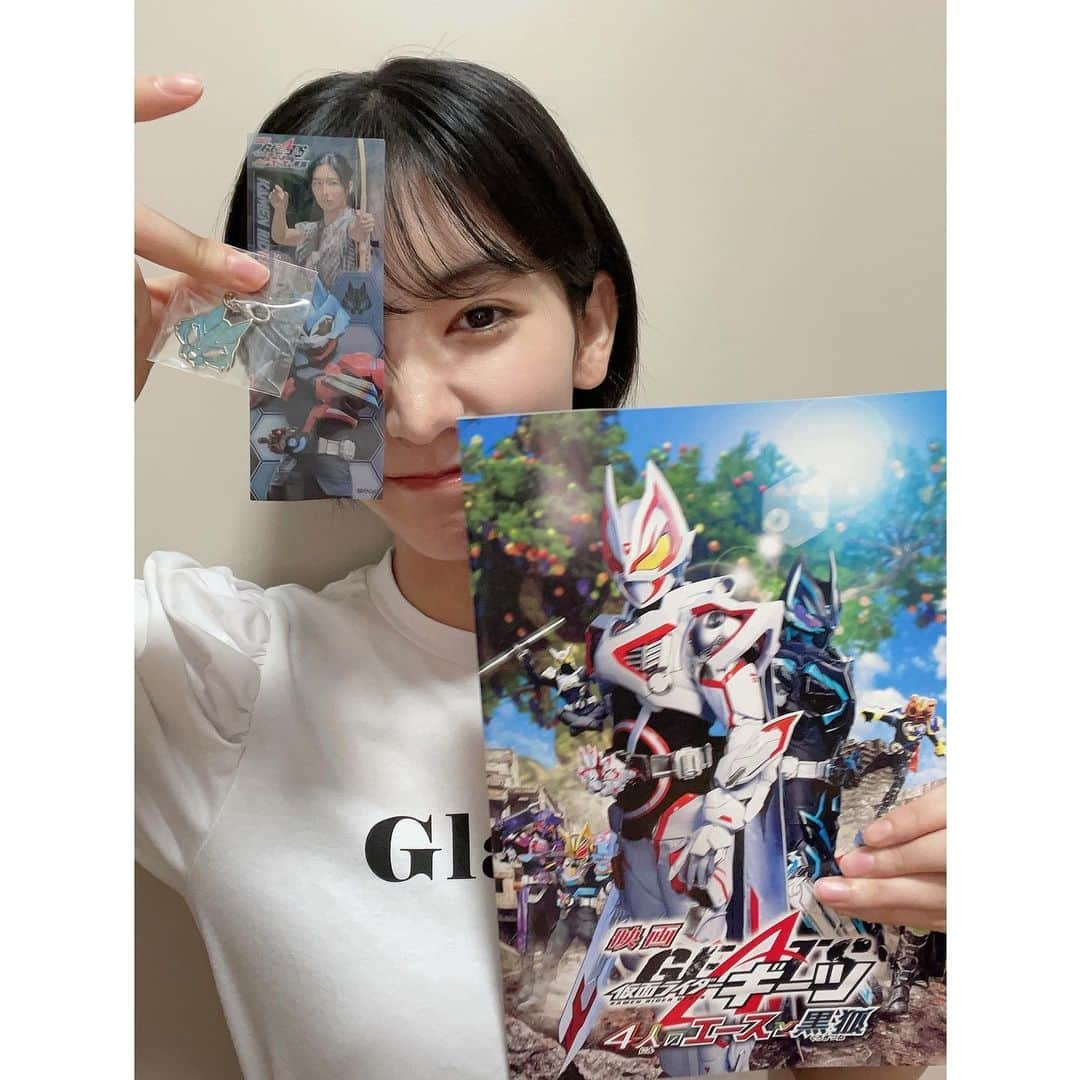 小貫莉奈さんのインスタグラム写真 - (小貫莉奈Instagram)「映画『#仮面ライダーギーツ 4人のエースと黒狐』  公開から1週間たちましたね🐺️🩵️  そして、私もロポちゃんグッズゲットしました！！ パンフレットにはインタビューなども載っているので是非✨」8月4日 11時07分 - rina_onuki0529