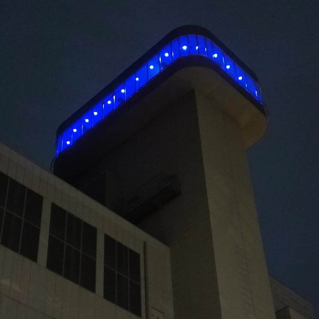 海老名市さんのインスタグラム写真 - (海老名市Instagram)「８月１日～７日の「水の週間」に合わせて、高座クリーンセンターの展望室が青色にライトアップされています。 ライトアップは８月７日（月）まで。ぜひご覧ください✨  #好きです海老名 #住みたい住み続けたいまち海老名 #海老名 #神奈川 #ebina #水の日 #水の週間 #高座クリーンセンター #ライトアップ　#ブルーライトアップ #展望室」8月4日 11時01分 - ebina_official