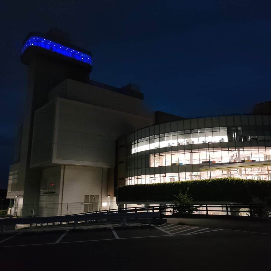 海老名市さんのインスタグラム写真 - (海老名市Instagram)「８月１日～７日の「水の週間」に合わせて、高座クリーンセンターの展望室が青色にライトアップされています。 ライトアップは８月７日（月）まで。ぜひご覧ください✨  #好きです海老名 #住みたい住み続けたいまち海老名 #海老名 #神奈川 #ebina #水の日 #水の週間 #高座クリーンセンター #ライトアップ　#ブルーライトアップ #展望室」8月4日 11時01分 - ebina_official