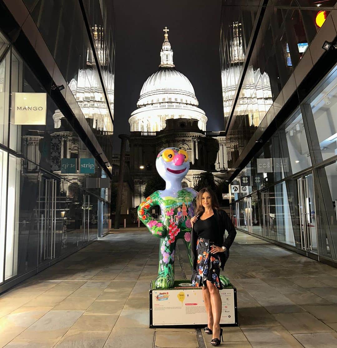 リサ・アンさんのインスタグラム写真 - (リサ・アンInstagram)「When art meets history ..  The backdrop is lit by St Paul’s Cathedral and the art is part of Morph’s Epic Art Adventures London trail.   📸: @a.lexsal ⭐️⭐️⭐️⭐️⭐️ review   #london #stpaulscathedral #morphsadventurelondon #history #art #travel #thereallisaann」8月4日 11時09分 - thereallisaann