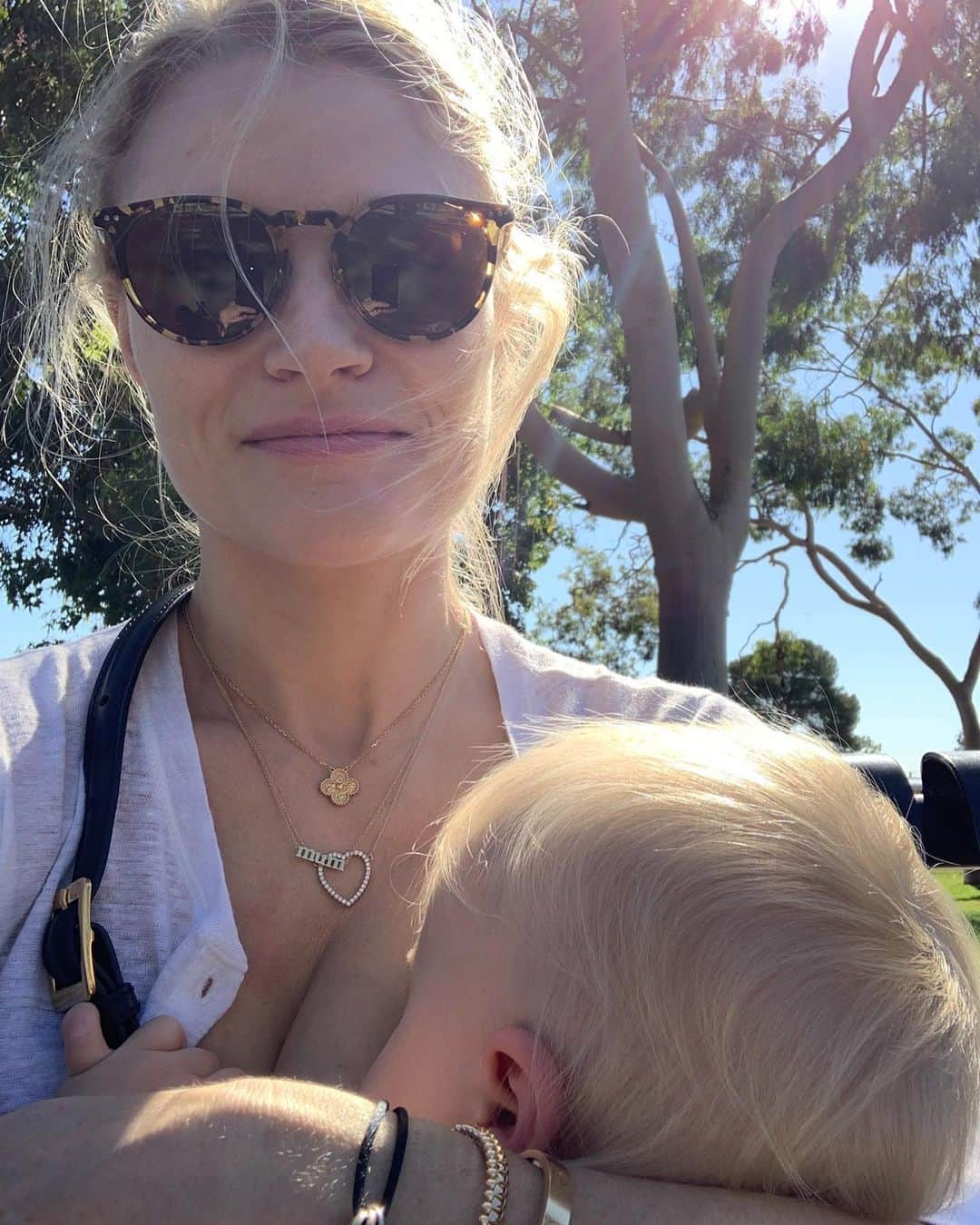 エミリー・デ・レイヴィンのインスタグラム：「This World Breast Feeding Week-  Let’s normalize (like it ever should of been “un” normal!) breastfeeding, especially publicly, stop judgments of feeding Mums (it ain’t your body & baby, it’s hers) and respect , & support all the amazing,  hard working Mums on their breastfeeding journey instead!   And the same support and respect for the Mums who bottle feed for their own reasons too please! 🫶🏼🙏✨💗  #worldbreastfeedingweek」