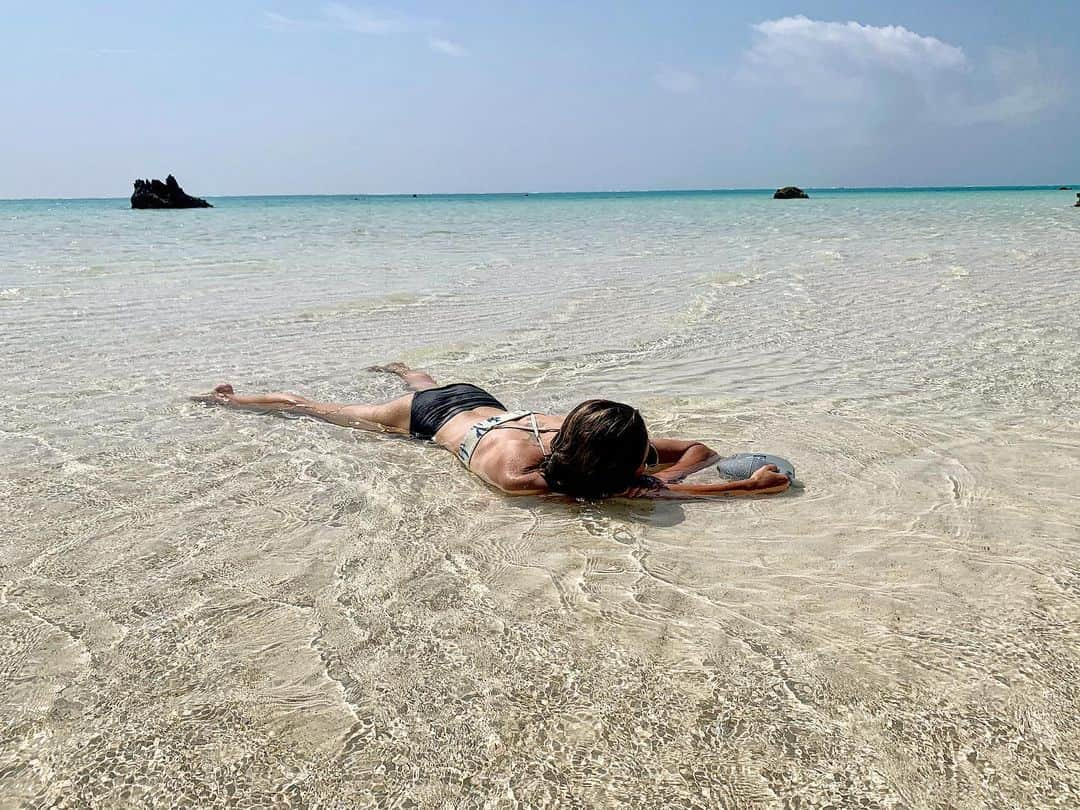 さえんまのインスタグラム：「暑〜い🥵 今1番したいこと。これ。🥹  気持ちよく黄昏れてたら これは漂流した人みたい。と言われた１枚w  9月にまた帰るよ〜🫣🩵💙🩵  #宮古島 #17end #宮古ブルー #miyako #miyakoisland #miyakojima #alexiastam」