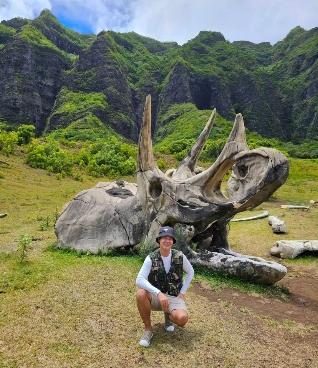 アイス・サランユーのインスタグラム：「🎬Location หลัก ใน ภาพยนต์ดัง หลายๆเรื่อง🎞 ( Jurassicworld,Kong,Jumanji etc.) และแน่นอนที่ที่ฝันอยากมาที่สุด #jurassicvalley  ลงเป็น Reel ไปแล้ว ขอลงภาพนิ่งเป็นไว้เป็นบันทึกความทรงจำอีกที 🦖🦍🦧 #hawaii #oahu  #icesarunyuinhawaii  #icesarunyuaroundtheworld」