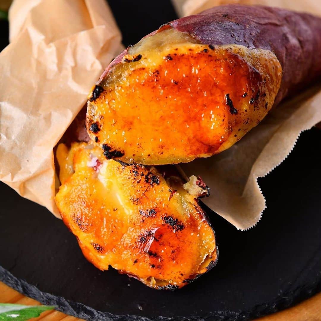 potatolaboのインスタグラム：「🍠 こんにちは！！ POTATOLABO阪急西宮ガーデンズ店です🤗 いつもご利用ありがとうございます♫  当店大人気の 【蜜芋ブリュレ】  暑い日でも人気の商品です🍠  焼き芋の中にカスタードクリームを挟み込み上をキャラメリゼ♡  最高に美味しい匂いがたまりません♫ 何本も何本も作っているのに 毎回「美味しそう・・・😋」 と心の声がもれるスタッフ。笑  オススメ商品です☆  Uber Eatsでの販売もございます！ 是非ご利用くださいませ☆  本日も20時まで営業しております♫ 皆様のご来店、お待ちしております🤗  #potatolabo #sweetpotatoes #さつまいも #さつまいもスイーツ #芋スイーツ #お芋スイーツ #ポテトラボ #お芋 #🍠 #グルテンフリー #大学芋 #スイートポテト #阪急西宮ガーデンズ #西宮市 #スイーツ巡り #ラテ #パフェ #安納芋 #べにはるか #スカッシュ#ブリュレ#クレームブリュレ#蜜芋ブリュレ」