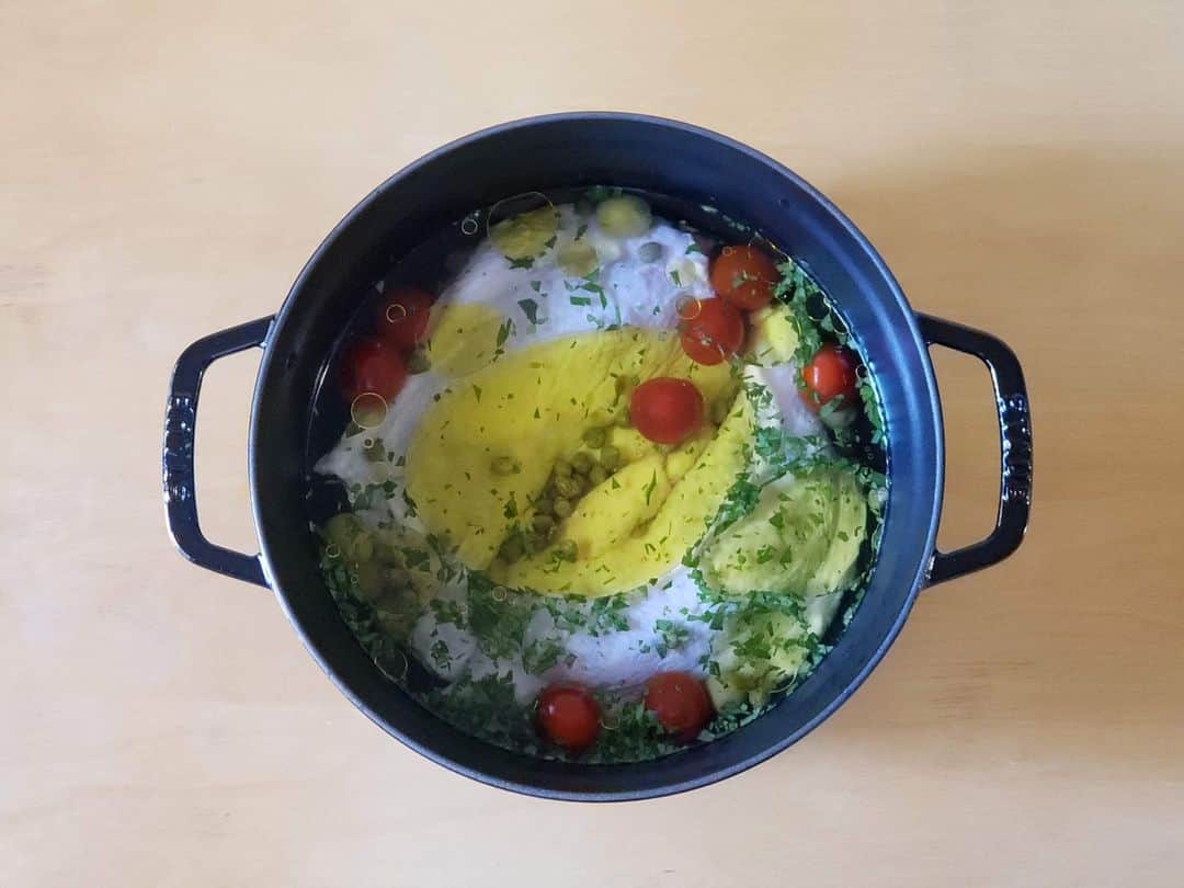 海人の藻塩(あまびとのもしお)さんのインスタグラム写真 - (海人の藻塩(あまびとのもしお)Instagram)「🐓鶏肉のアクアパッツァ🐓  🍴本日は、金曜レシピの番外編。 レシピはありませんが、とーってもおいしかったお料理をご紹介します🍷  海人の藻塩がながくお世話になっている「フジマル」さん😊  フジマルさんを一言で説明するのはとても難しいのですが…レストランや、ワイナリー（葡萄畑も含む！）はじめ、自社ワイン・輸入ワインの販売や、グランピングリゾートの運営…などなど、「おいしいこと」と「たのしむこと」そして、そのふたつを「伝えること」をされています🍇 @shimanouchi_fujimaru  @fujimaru_asakusabashi  @wineshop_diner_fujimaru   そのフジマルさんに「フジマル料理部」という、スペシャルシェフが分かりやすくお料理を教えてくれるオンライン料理教室があるのです🍴✨ @ryoribu_fujimaru   毎月、おすすめ食材とワイン、料理のオンラインレッスンがセットになったお得なプランがあるのですが、7月のおすすめ食材として「海人の藻塩」と「藻塩半田素麺」をセレクトしていただきました😍  👉というわけで！さっそくオンライン料理部に参加！ 教えていただいた「鶏肉のアクアパッツァ（鶏肉の藻塩水煮）」を作ってみましたよ～🐔  調味料は、海人の藻塩のみ❗ 藻塩水を作って鶏肉をひたし、あとは、フレッシュハーブやらオリーブ、トマトなどを入れて煮るだけです🍴 いたって簡単、なのにすごくおいしい❗  塩だけでなぜにこんなにおいしいの❗とびっくりと感動が同時にやってきます🥰笑  👉他の塩でももちろんできますが、藻塩だからこそこの味がでるそうです。 作り手冥利に尽きますね…涙  🍴我が家の定番料理にします🍴  ・・・・・  🍉夏休み特別企画🍉  製塩工場見学ツアーを開催します☺️ 夏休みの自由研究にもおすすめです❕  👉開催日は8月11日、18日、25日の3日間 👉詳しくはふたつ前の投稿をご覧ください。  #海人の藻塩 #あまびとのもしお  #蒲刈物産 #藻塩 #塩 #広島 #瀬戸内 #上蒲刈島  #蒲刈 #呉市 #呉 #藻塩使用 #広島名物 #広島特産品 #amabitonomoshio #moshio #salt #hirosima #kamagari #setouchi #フジマル #フジマル醸造所  #オンライン料理部byフジマル #フジマル料理部 #料理教室 #ryoribu_fujimaru #アクアパッツァ  #鶏肉のアクアパッツァ」8月4日 11時13分 - amabitonomoshio