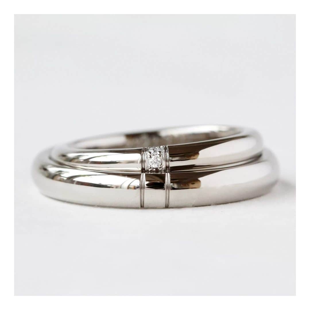 ith / イズ オーダメイド結婚指輪さんのインスタグラム写真 - (ith / イズ オーダメイド結婚指輪Instagram)「シンプルなのにひと工夫、 女性の指輪は縦にダイヤモンドが並ぶ ちょっと珍しいデザイン。  女性のお気に入りを受けて 男性の指輪はどのようにデザインしようかと、 じっくりお話しました。 オーダーメイドならではの楽しみですね。  “お揃い感も大切にしたい”  お二人の思いから導かれたのは 同じ形・同じ彫り模様という選択。  指輪と指輪を重ねると、 彫り模様がつながるようお仕立てしました。  ▽ 指輪について 結婚指輪(男性)：ソレンネ K18WG：125,000円〜  結婚指輪(女性)：ソレンネ K18WG：112,000円〜  *********************************** ⧉ ith 公式WEB  @ith_marriage アカウントTOPへ 　 ☞ プロフィールURLをタップ  ⧉ 公式ハッシュタグ   ☞ #イズマリッジ   ⧉ 暮らしに寄り添うジュエリー  ith online store ☞  @ith_jewelry   ***********************************  #結婚指輪 #マリッジリング  #婚約指輪 #エンゲージリング #カスタマイズ #オーダーメイド #オーダーメイドリング #手仕事 #結婚指輪オーダー #アトリエ #ゴールドリング  #ダイヤモンド #結婚指輪探し #結婚指輪選び #指輪選び #指輪探し #結婚準備 #婚約 #プロポーズ #プレ花嫁  #花嫁準備 #2023秋婚 #2023冬婚  #2024春婚 #2024夏婚 #職人  https://www.ateliermarriage.com/column/omotesando/84494」8月4日 11時15分 - ith_marriage