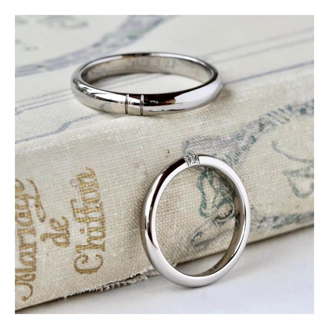 ith / イズ オーダメイド結婚指輪さんのインスタグラム写真 - (ith / イズ オーダメイド結婚指輪Instagram)「シンプルなのにひと工夫、 女性の指輪は縦にダイヤモンドが並ぶ ちょっと珍しいデザイン。  女性のお気に入りを受けて 男性の指輪はどのようにデザインしようかと、 じっくりお話しました。 オーダーメイドならではの楽しみですね。  “お揃い感も大切にしたい”  お二人の思いから導かれたのは 同じ形・同じ彫り模様という選択。  指輪と指輪を重ねると、 彫り模様がつながるようお仕立てしました。  ▽ 指輪について 結婚指輪(男性)：ソレンネ K18WG：125,000円〜  結婚指輪(女性)：ソレンネ K18WG：112,000円〜  *********************************** ⧉ ith 公式WEB  @ith_marriage アカウントTOPへ 　 ☞ プロフィールURLをタップ  ⧉ 公式ハッシュタグ   ☞ #イズマリッジ   ⧉ 暮らしに寄り添うジュエリー  ith online store ☞  @ith_jewelry   ***********************************  #結婚指輪 #マリッジリング  #婚約指輪 #エンゲージリング #カスタマイズ #オーダーメイド #オーダーメイドリング #手仕事 #結婚指輪オーダー #アトリエ #ゴールドリング  #ダイヤモンド #結婚指輪探し #結婚指輪選び #指輪選び #指輪探し #結婚準備 #婚約 #プロポーズ #プレ花嫁  #花嫁準備 #2023秋婚 #2023冬婚  #2024春婚 #2024夏婚 #職人  https://www.ateliermarriage.com/column/omotesando/84494」8月4日 11時15分 - ith_marriage