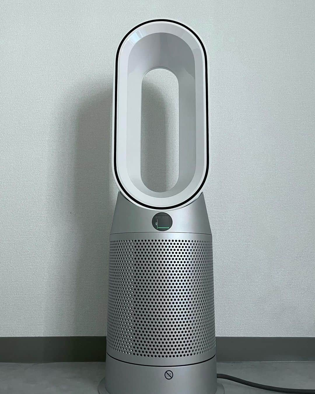 ゆらのインスタグラム：「近未来な家電と言えば @dyson_jp   こちらはDyson Purifier Hot+Cool™空気清浄ファンヒーター  温風と冷風の機能も搭載しているから一年中これ一台で部屋が快適になるのだ ファンヒーターや扇風機がこれ一台で済むので家電が二つも減る上に(大事)、何台も通電するより電気代が安く抑えられるので、これがミニマムofミニマムか 色も白とシルバーでサイズも思ったよりコンパクトなので圧迫感が無くとてもスタイリッシュ 出し入れする事が無いので一年中出してられるのもストレスが無い 我が家はケモノが2匹いるので空気清浄機は超必須 ペットのトイレにもいいよって公式HPにも載っているくらいなのでかなり浄化される 350度首振りされるので空気の流れが美しい そして羽根が無いからペットやお子さんがいる家庭でも安全でおすすめ 家電ってどうしても家電感でるけどダイソン様様になるとスタイリッシュで近未来な家になっちゃうナ‼️  以上突然の鉄の投稿でした」