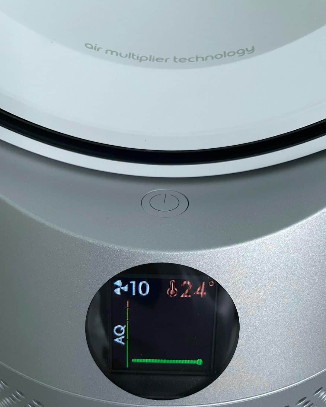 ゆらさんのインスタグラム写真 - (ゆらInstagram)「近未来な家電と言えば @dyson_jp   こちらはDyson Purifier Hot+Cool™空気清浄ファンヒーター  温風と冷風の機能も搭載しているから一年中これ一台で部屋が快適になるのだ ファンヒーターや扇風機がこれ一台で済むので家電が二つも減る上に(大事)、何台も通電するより電気代が安く抑えられるので、これがミニマムofミニマムか 色も白とシルバーでサイズも思ったよりコンパクトなので圧迫感が無くとてもスタイリッシュ 出し入れする事が無いので一年中出してられるのもストレスが無い 我が家はケモノが2匹いるので空気清浄機は超必須 ペットのトイレにもいいよって公式HPにも載っているくらいなのでかなり浄化される 350度首振りされるので空気の流れが美しい そして羽根が無いからペットやお子さんがいる家庭でも安全でおすすめ 家電ってどうしても家電感でるけどダイソン様様になるとスタイリッシュで近未来な家になっちゃうナ‼️  以上突然の鉄の投稿でした」8月4日 11時21分 - yura_pk