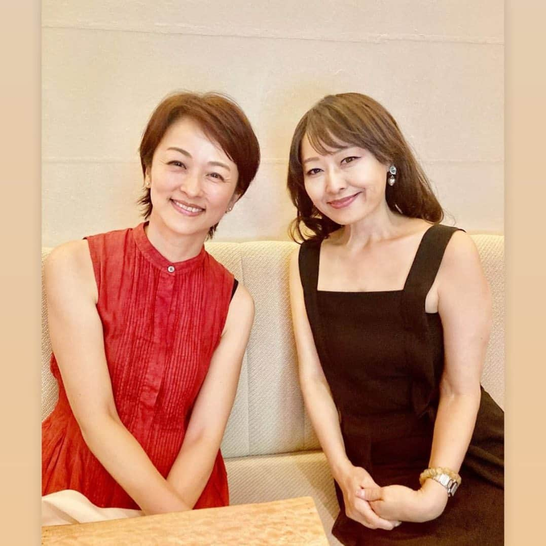 安藤幸代さんのインスタグラム写真 - (安藤幸代Instagram)「手相・観相・家相学のスペシャリスト 宮沢みち先生　@michimiyazawa   みち先生との出会いは、そのむかーし、フジテレビのお昼の情報番組「F2」を担当していた頃☺️(それがもう15年前だった事に最近気づいて驚愕した私笑)  毎回、一軒家のハウススタジオで芸能人の方を鑑定するというコーナーだったのですが、出会ったことのない雰囲気(鑑定する時にスッとどこか違う世界に行っている眼をするのが特に神秘的)のみち先生との待ち時間のおしゃべりが新鮮で、まだ20代だった私は、先生とのロケが毎回楽しかったのを覚えています☺️  その後、番組がなくなってもご縁は続き、仕事のこと、恋愛のことから結婚についてもよーーーーーく相談に乗って頂きましたっ😆 今では家族ぐるみのお付き合い❤️  「幸代ちゃん、強運だから大丈夫✨」っていつも言われると、なんだかムクムクとやる気が湧いてきて、全てが大丈夫な気がしてくる😆とにかくいつもパワーをいただける存在なのです✨  先日もみち先生主催の「みち会」に伺って、手相を見て頂いたら、 『やっぱり海外がいいわねぇ〜』って言われました。 その予定は全くないんですけど（笑）いつかまた海外で何かをする機会を願いつつ、その準備をしたいなぁと思っている私です🤩  先生の著者、とってもおすすめです！ 新刊の手相の本も絶賛好評発売中。 個人的には、名付けの本がすごく好きです。 これからお名前つけようとしてる方は是非。 名前って、本当に大事で大切です。 我が娘もとっても良い名前がついて、幸せ❤️  また私も先生の本、読み直そっと☺️  #宮沢みち #ご縁に感謝 #最強運のみち先生 #最強運の内容はみち先生のインスタで😁 @michimiyazawa」8月4日 11時23分 - andoshouten