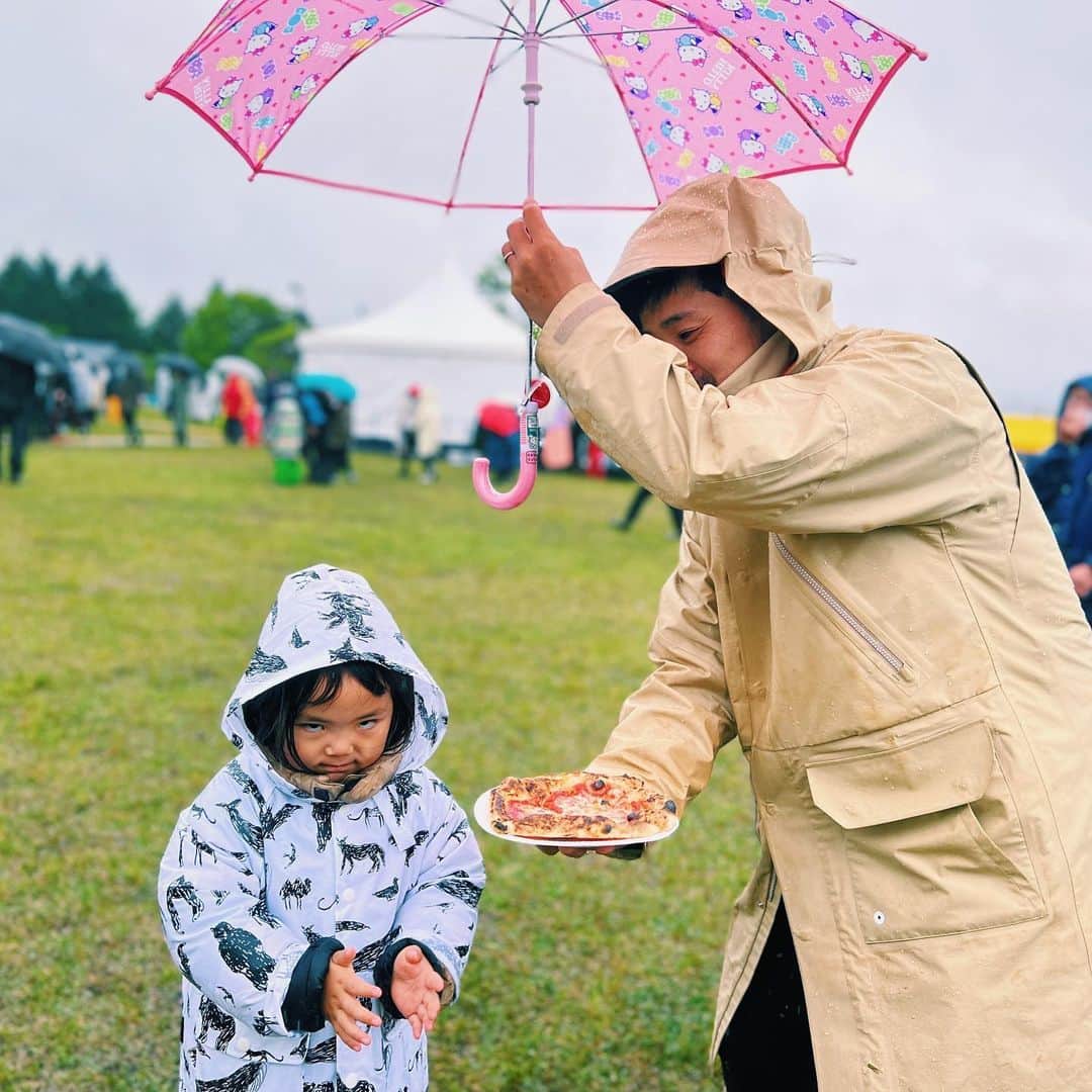 石野千尋さんのインスタグラム写真 - (石野千尋Instagram)「FUJI & SUN'23 🗻 🎶  First music festival for my daughter and son. No matter how heavy the rain, we had a lot of fun with good music and yummy pizza!   ついに、家族ではじめてのフェスへ！お友達家族 @rurikatoku を誘って富士山の麓まで行ってきました🚗  あいにくのお天気で富士山は見えなかったけど、大雨なんてへっちゃら☔️子どもたちはどんな状況でも楽しめる天才だね！パパもキティちゃんの傘さしながら楽しそうだったな。笑  マスクしないで、美味しいものを食べながら音楽を聴く。当たり前だったことが少しずつ戻ってきて嬉しいね。  息子はどんな状況でもタイミングよく安定の昼寝😴爆音と雨音は心地よかったかな？ベビーカーのおかげで荷物も濡れずご機嫌くんで助かりました（写真10枚目）  来年は晴れてね🌞 @fjsnjp  @shimamegram ありがと🗻  #fujiandsun #fjsn #camp #campfes #musicfestival #fujisan #kidsfashion #はじめてのフェス #子連れフェス」8月4日 11時27分 - chihiroishino