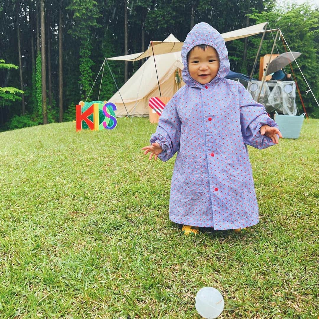 石野千尋さんのインスタグラム写真 - (石野千尋Instagram)「FUJI & SUN'23 🗻 🎶  First music festival for my daughter and son. No matter how heavy the rain, we had a lot of fun with good music and yummy pizza!   ついに、家族ではじめてのフェスへ！お友達家族 @rurikatoku を誘って富士山の麓まで行ってきました🚗  あいにくのお天気で富士山は見えなかったけど、大雨なんてへっちゃら☔️子どもたちはどんな状況でも楽しめる天才だね！パパもキティちゃんの傘さしながら楽しそうだったな。笑  マスクしないで、美味しいものを食べながら音楽を聴く。当たり前だったことが少しずつ戻ってきて嬉しいね。  息子はどんな状況でもタイミングよく安定の昼寝😴爆音と雨音は心地よかったかな？ベビーカーのおかげで荷物も濡れずご機嫌くんで助かりました（写真10枚目）  来年は晴れてね🌞 @fjsnjp  @shimamegram ありがと🗻  #fujiandsun #fjsn #camp #campfes #musicfestival #fujisan #kidsfashion #はじめてのフェス #子連れフェス」8月4日 11時27分 - chihiroishino