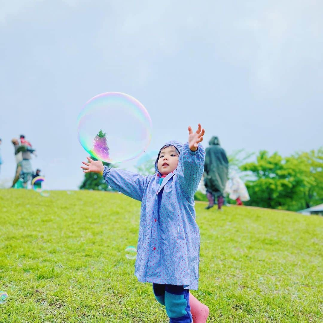 石野千尋さんのインスタグラム写真 - (石野千尋Instagram)「FUJI & SUN'23 🗻 🎶  First music festival for my daughter and son. No matter how heavy the rain, we had a lot of fun with good music and yummy pizza!   ついに、家族ではじめてのフェスへ！お友達家族 @rurikatoku を誘って富士山の麓まで行ってきました🚗  あいにくのお天気で富士山は見えなかったけど、大雨なんてへっちゃら☔️子どもたちはどんな状況でも楽しめる天才だね！パパもキティちゃんの傘さしながら楽しそうだったな。笑  マスクしないで、美味しいものを食べながら音楽を聴く。当たり前だったことが少しずつ戻ってきて嬉しいね。  息子はどんな状況でもタイミングよく安定の昼寝😴爆音と雨音は心地よかったかな？ベビーカーのおかげで荷物も濡れずご機嫌くんで助かりました（写真10枚目）  来年は晴れてね🌞 @fjsnjp  @shimamegram ありがと🗻  #fujiandsun #fjsn #camp #campfes #musicfestival #fujisan #kidsfashion #はじめてのフェス #子連れフェス」8月4日 11時27分 - chihiroishino