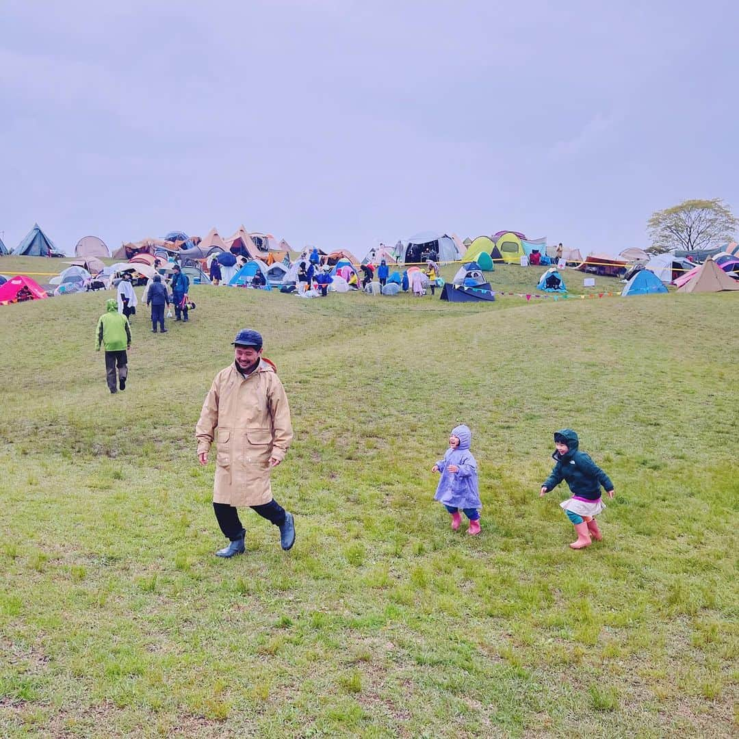 石野千尋さんのインスタグラム写真 - (石野千尋Instagram)「FUJI & SUN'23 🗻 🎶  First music festival for my daughter and son. No matter how heavy the rain, we had a lot of fun with good music and yummy pizza!   ついに、家族ではじめてのフェスへ！お友達家族 @rurikatoku を誘って富士山の麓まで行ってきました🚗  あいにくのお天気で富士山は見えなかったけど、大雨なんてへっちゃら☔️子どもたちはどんな状況でも楽しめる天才だね！パパもキティちゃんの傘さしながら楽しそうだったな。笑  マスクしないで、美味しいものを食べながら音楽を聴く。当たり前だったことが少しずつ戻ってきて嬉しいね。  息子はどんな状況でもタイミングよく安定の昼寝😴爆音と雨音は心地よかったかな？ベビーカーのおかげで荷物も濡れずご機嫌くんで助かりました（写真10枚目）  来年は晴れてね🌞 @fjsnjp  @shimamegram ありがと🗻  #fujiandsun #fjsn #camp #campfes #musicfestival #fujisan #kidsfashion #はじめてのフェス #子連れフェス」8月4日 11時27分 - chihiroishino