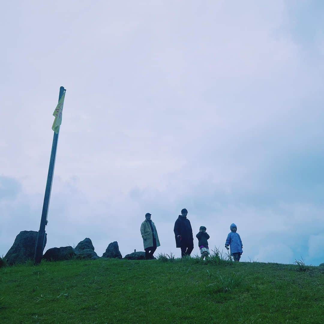 石野千尋さんのインスタグラム写真 - (石野千尋Instagram)「FUJI & SUN'23 🗻 🎶  First music festival for my daughter and son. No matter how heavy the rain, we had a lot of fun with good music and yummy pizza!   ついに、家族ではじめてのフェスへ！お友達家族 @rurikatoku を誘って富士山の麓まで行ってきました🚗  あいにくのお天気で富士山は見えなかったけど、大雨なんてへっちゃら☔️子どもたちはどんな状況でも楽しめる天才だね！パパもキティちゃんの傘さしながら楽しそうだったな。笑  マスクしないで、美味しいものを食べながら音楽を聴く。当たり前だったことが少しずつ戻ってきて嬉しいね。  息子はどんな状況でもタイミングよく安定の昼寝😴爆音と雨音は心地よかったかな？ベビーカーのおかげで荷物も濡れずご機嫌くんで助かりました（写真10枚目）  来年は晴れてね🌞 @fjsnjp  @shimamegram ありがと🗻  #fujiandsun #fjsn #camp #campfes #musicfestival #fujisan #kidsfashion #はじめてのフェス #子連れフェス」8月4日 11時27分 - chihiroishino